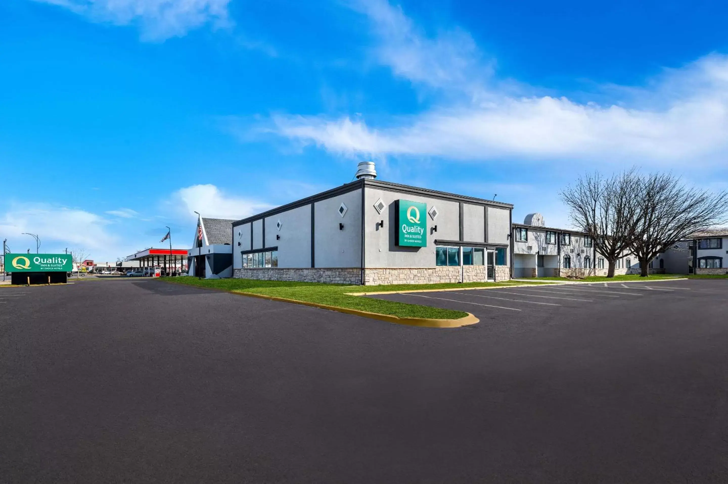Property building in Quality Inn & Suites Council Bluffs - Omaha East Property building in Quality Inn & Suites Council Bluffs - Omaha East