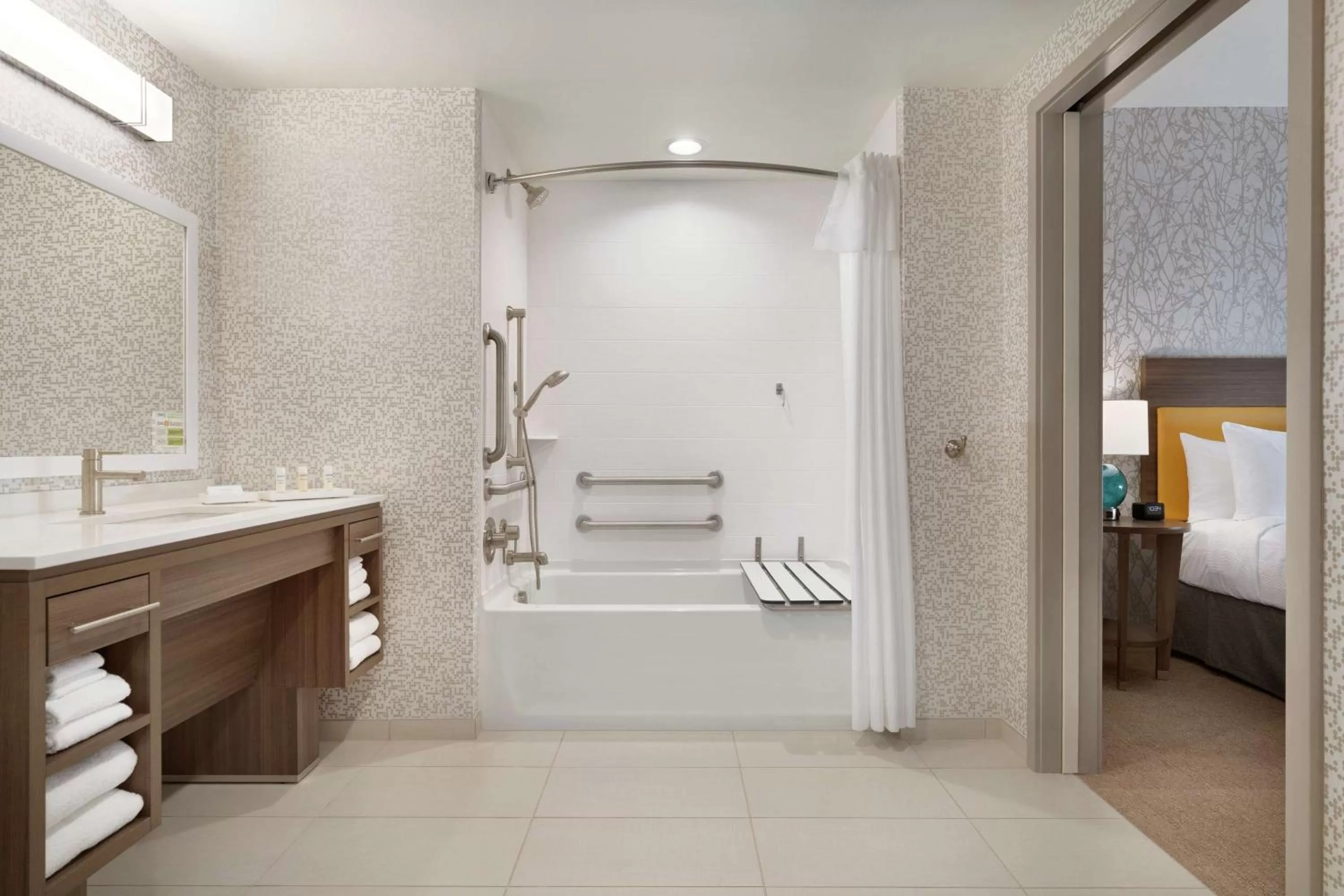 Bathroom, Bed in Home2 Suites By Hilton Ephrata