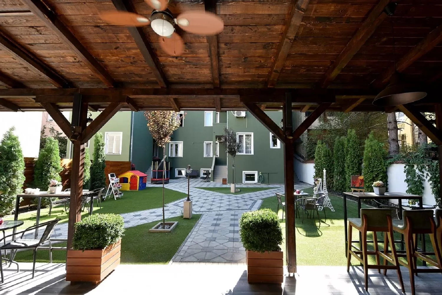 Villa Nina Hotel & Lounge bar