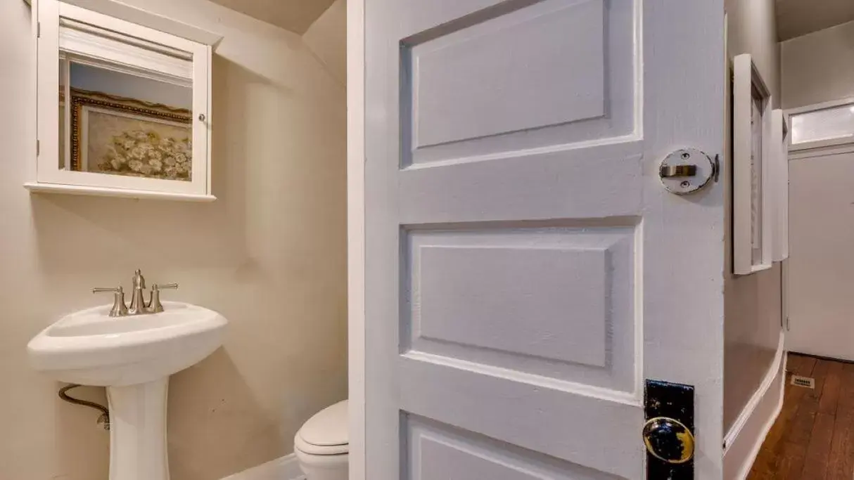 Bathroom in Comfortable Escape in Historic Downtown Savannah