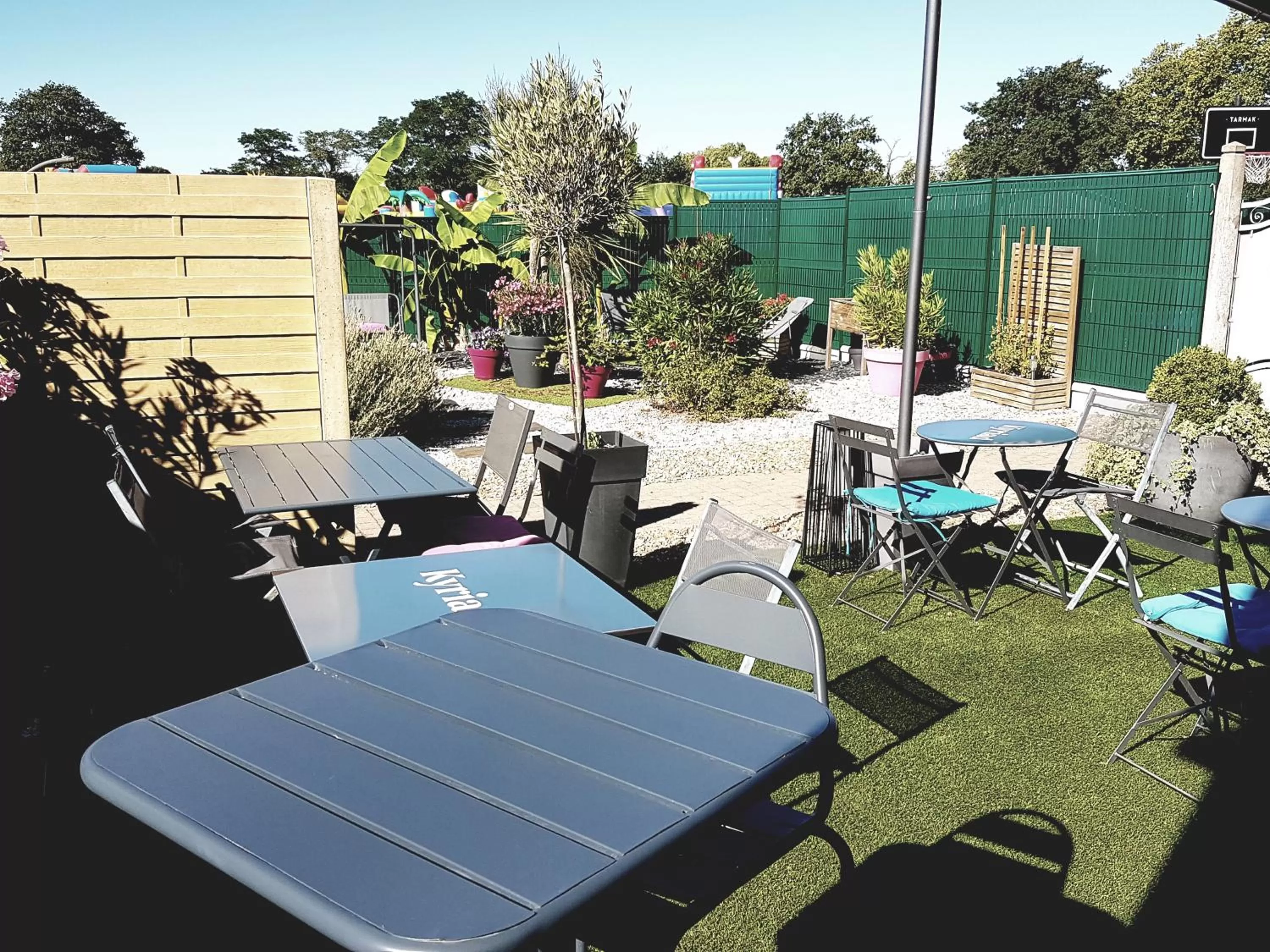 Patio in Kyriad Hôtel La Fleche