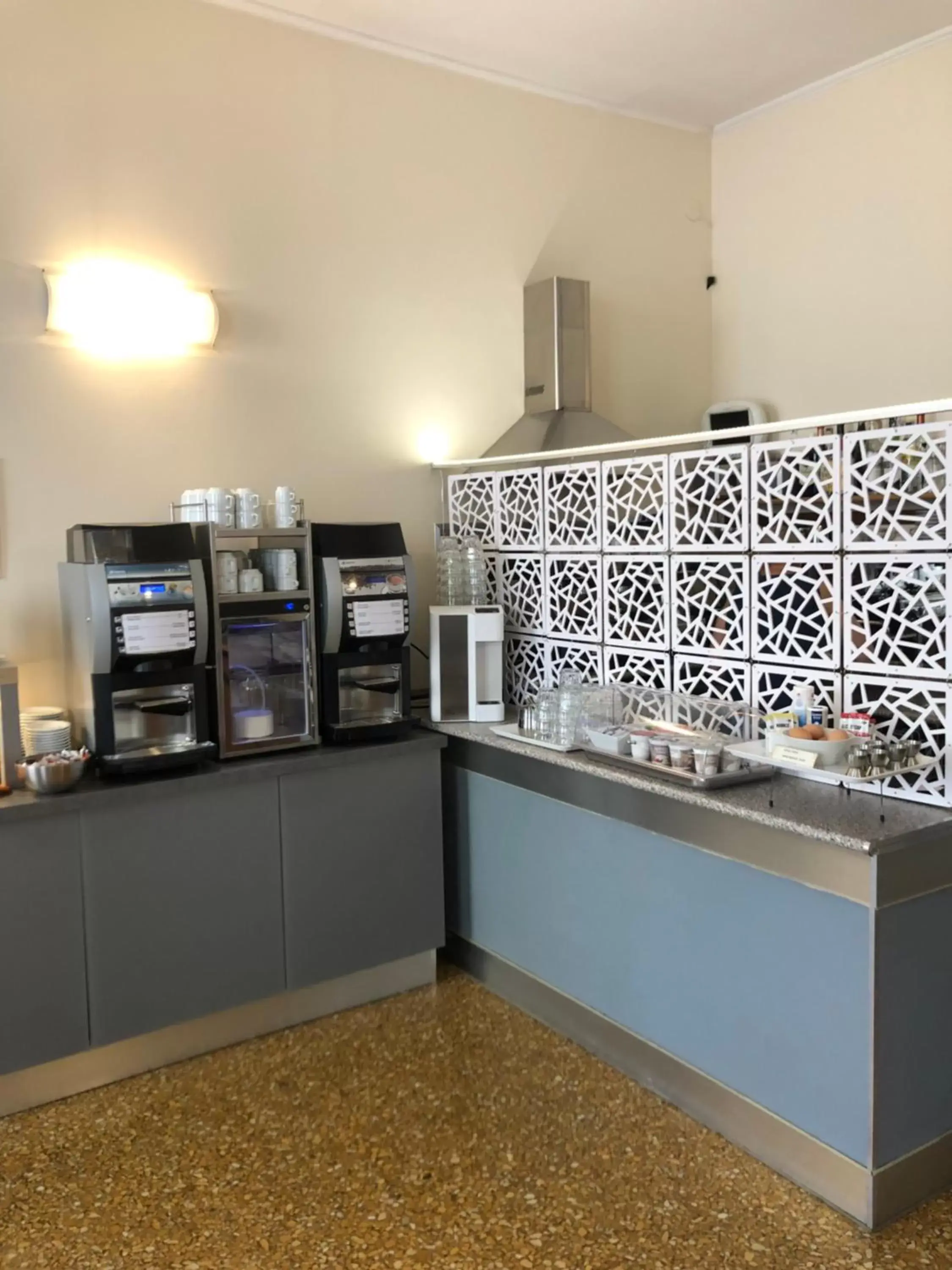 Kitchen/Kitchenette in Hotel Cairoli