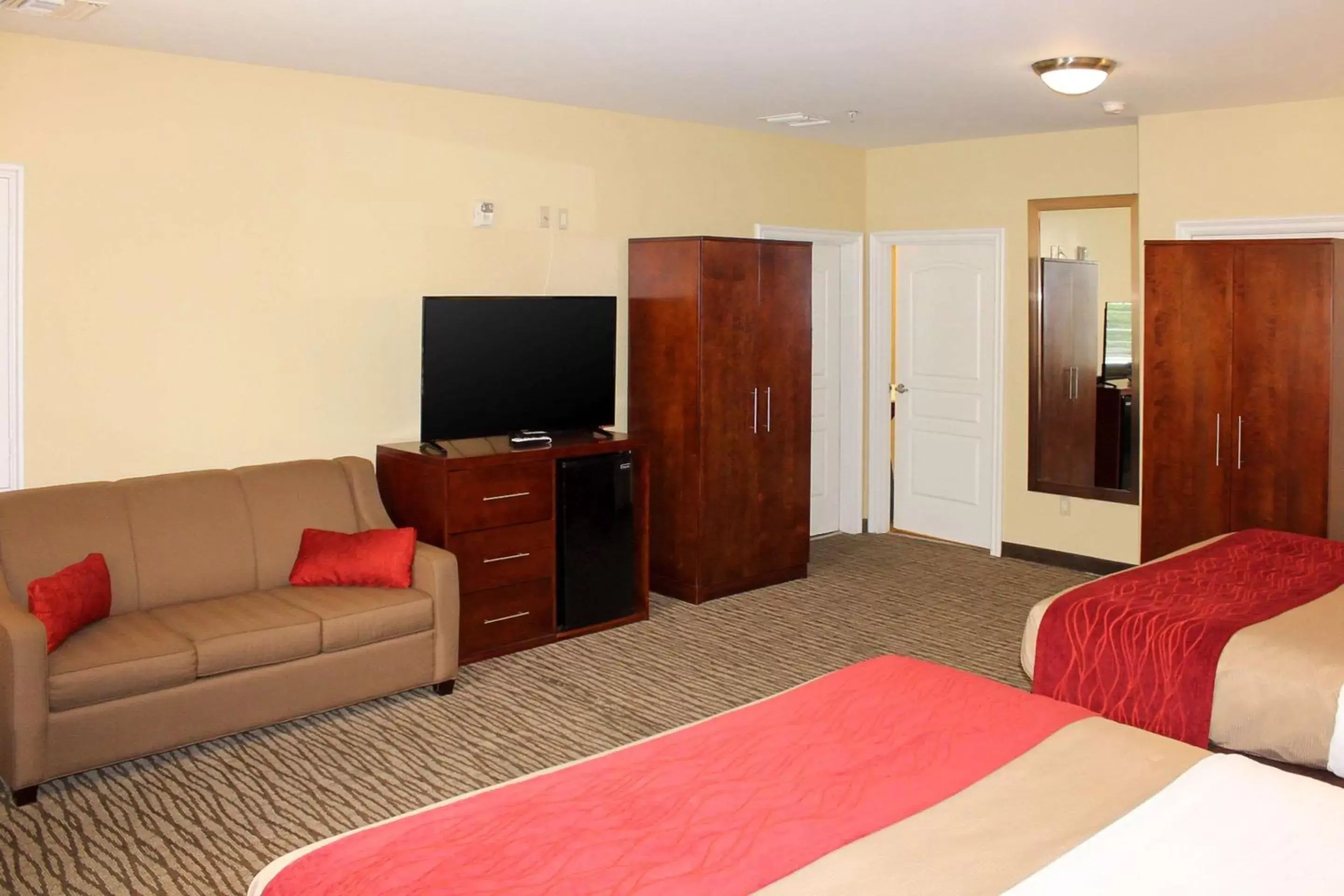 Photo of the whole room, TV/Entertainment Center in Comfort Inn Pomona Near FairPlex