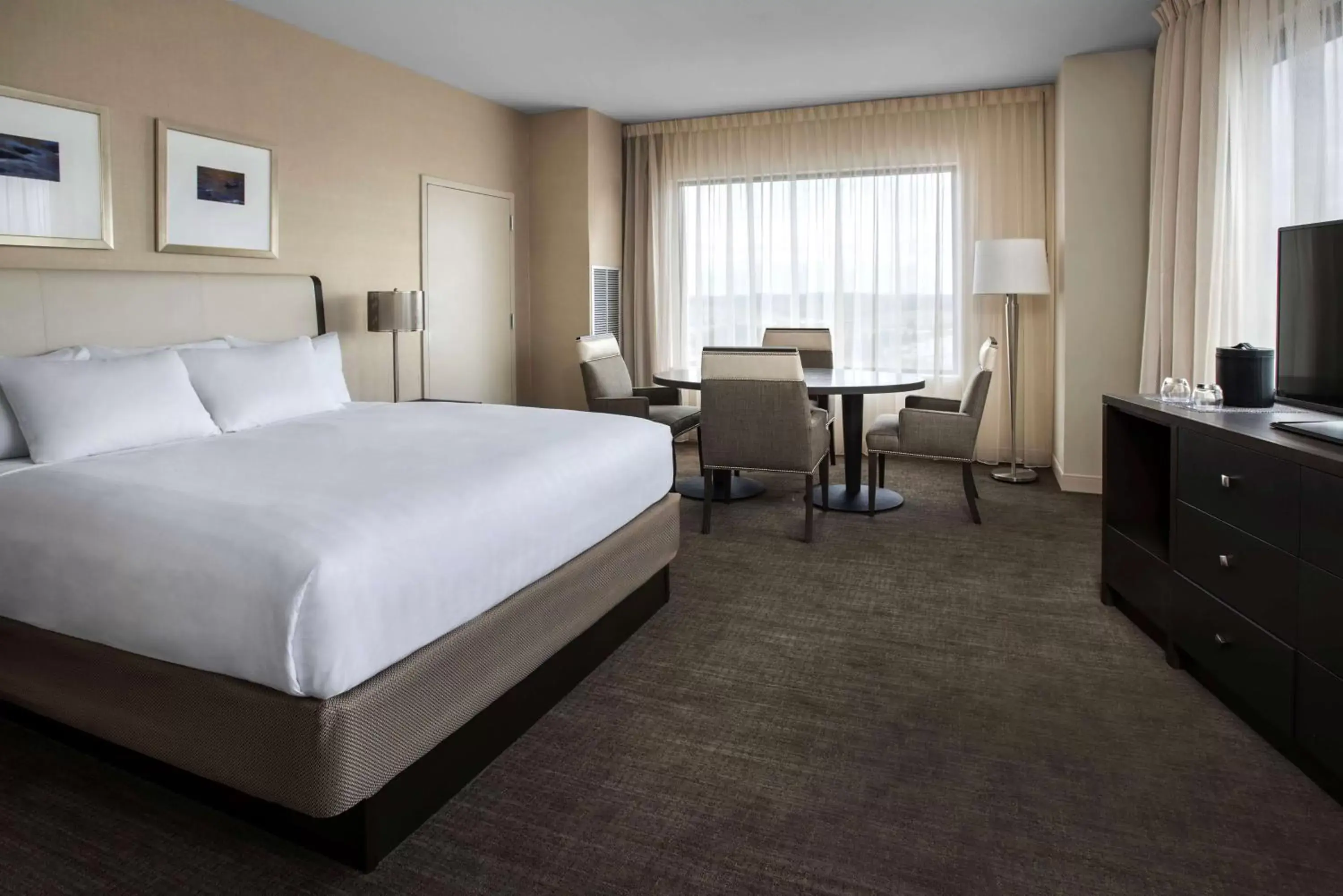 Photo of the whole room, Bed in Hyatt Regency Pittsburgh International Airport