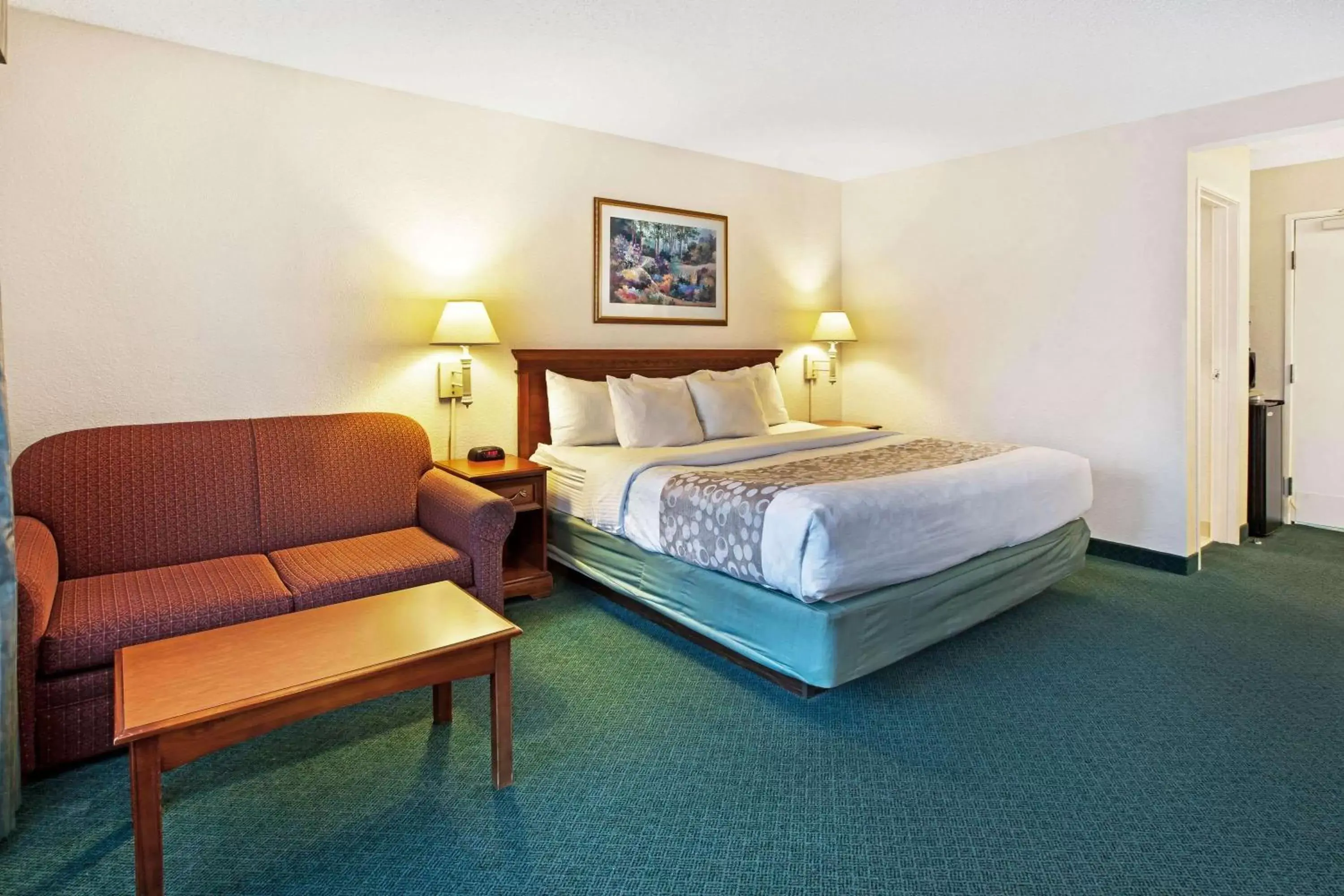 Photo of the whole room, Bed in La Quinta Inn by Wyndham Detroit Canton