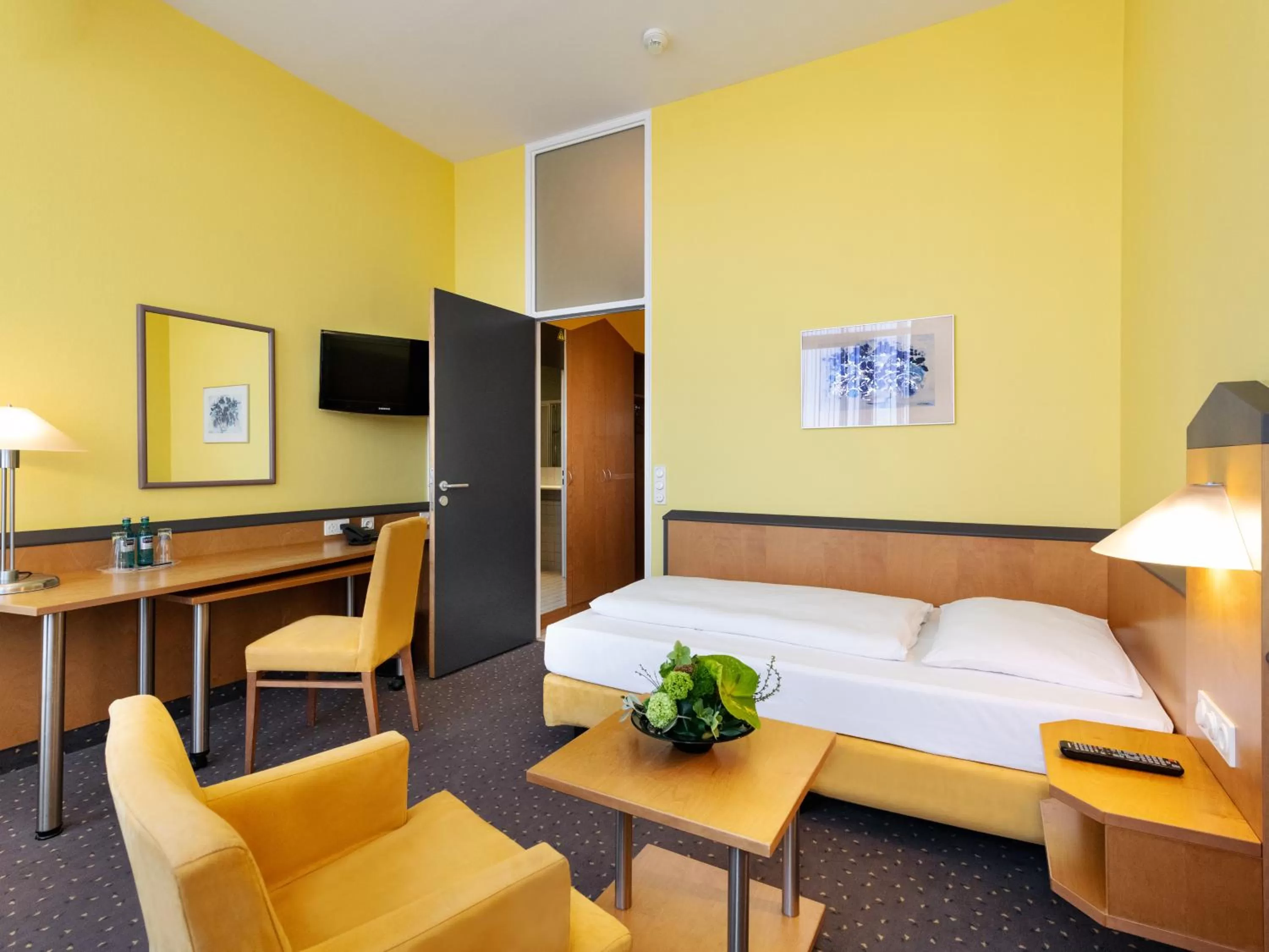 Seating area, Bed in Plaza Hotel & Living Frankfurt