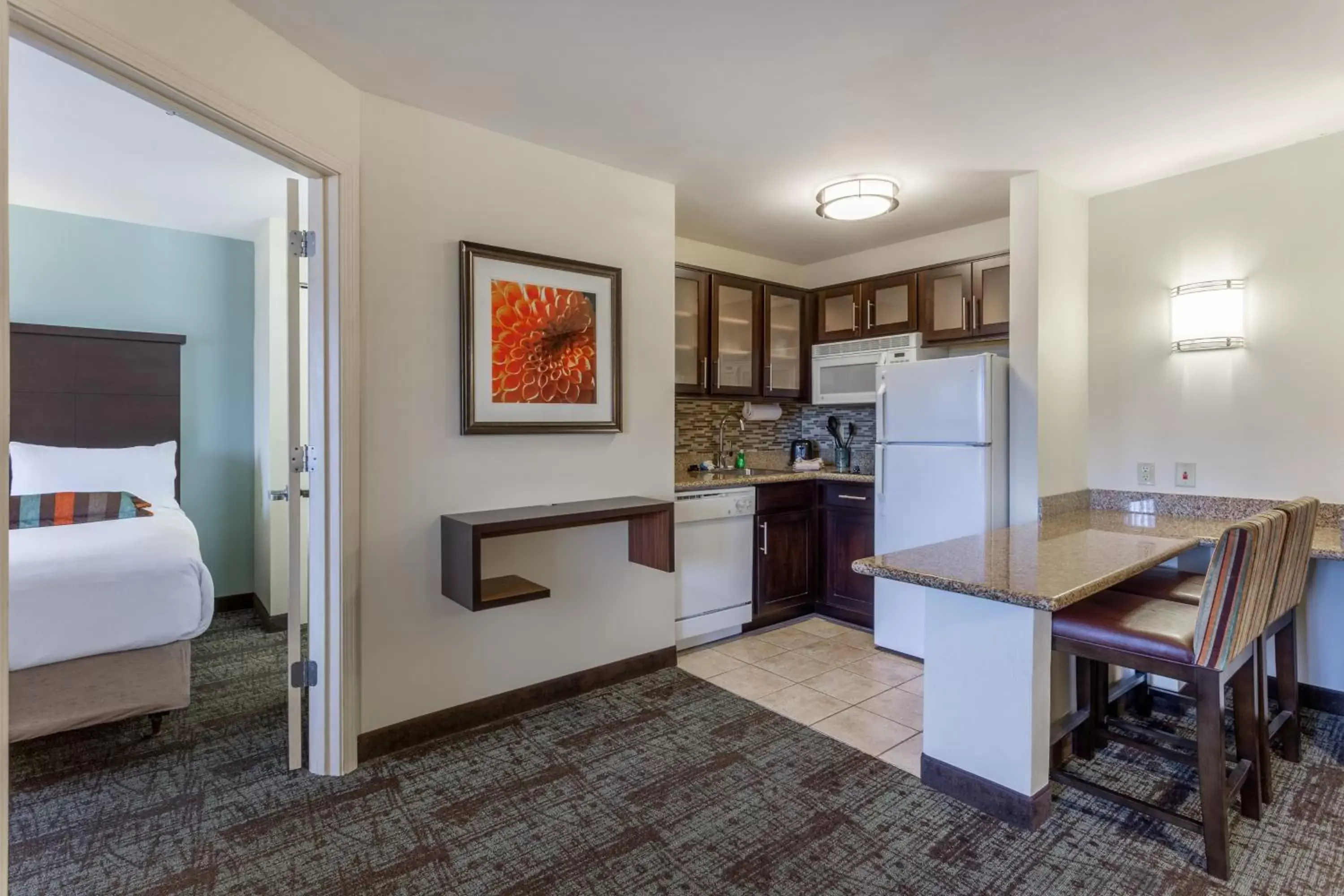 Photo of the whole room, Kitchen/Kitchenette in Staybridge Suites Davenport, an IHG Hotel