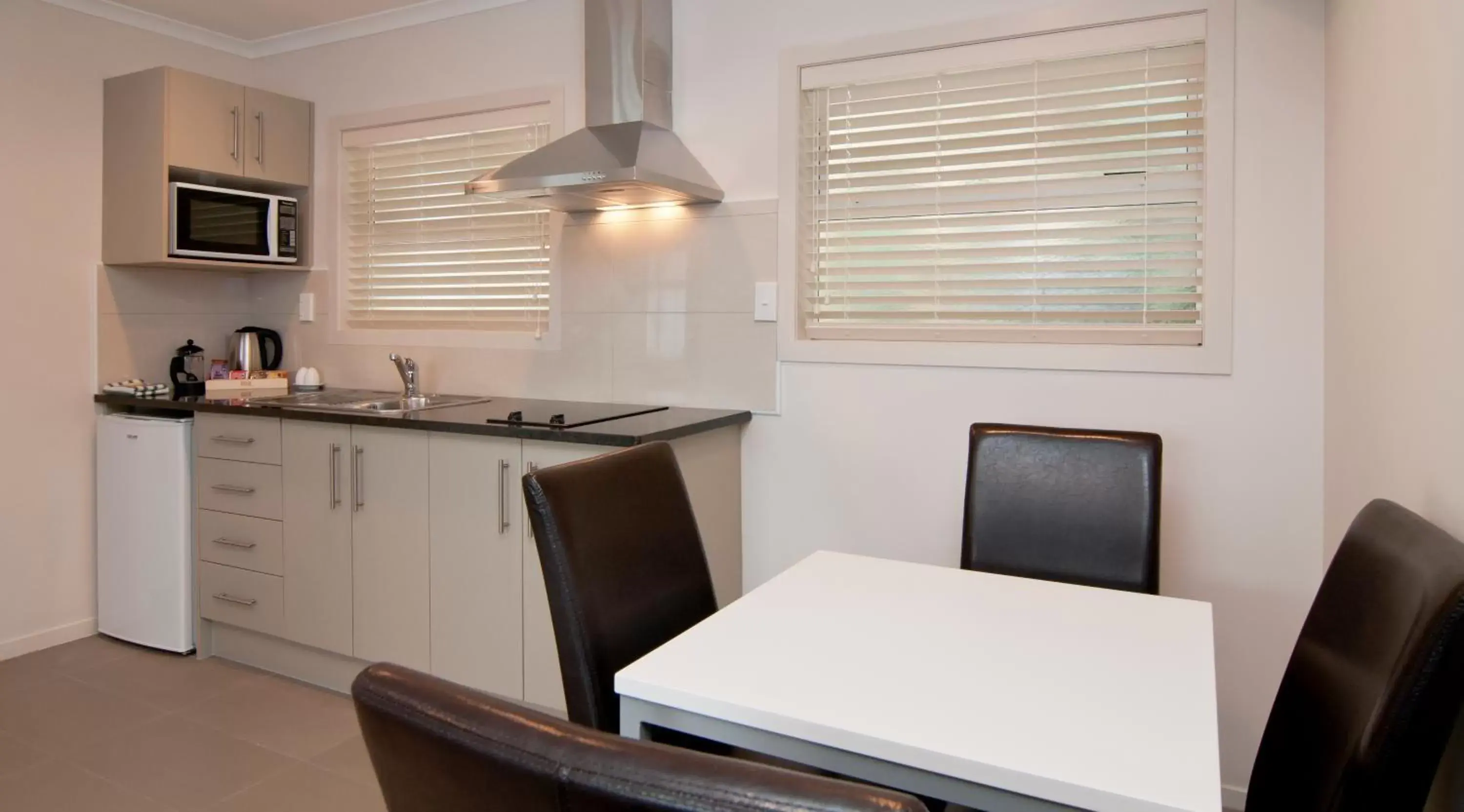 TV and multimedia, Kitchen/Kitchenette in Breakwater Motel