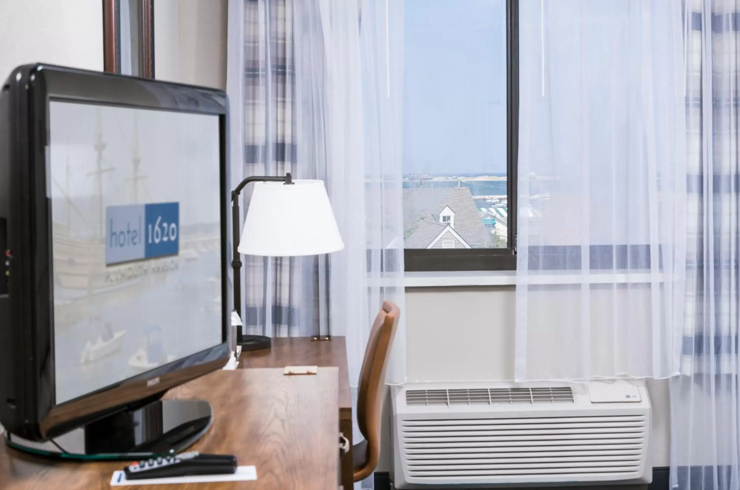 King Room with Partial Harbor View in Hotel 1620 Plymouth Harbor King Room with Partial Harbor View in Hotel 1620 Plymouth Harbor