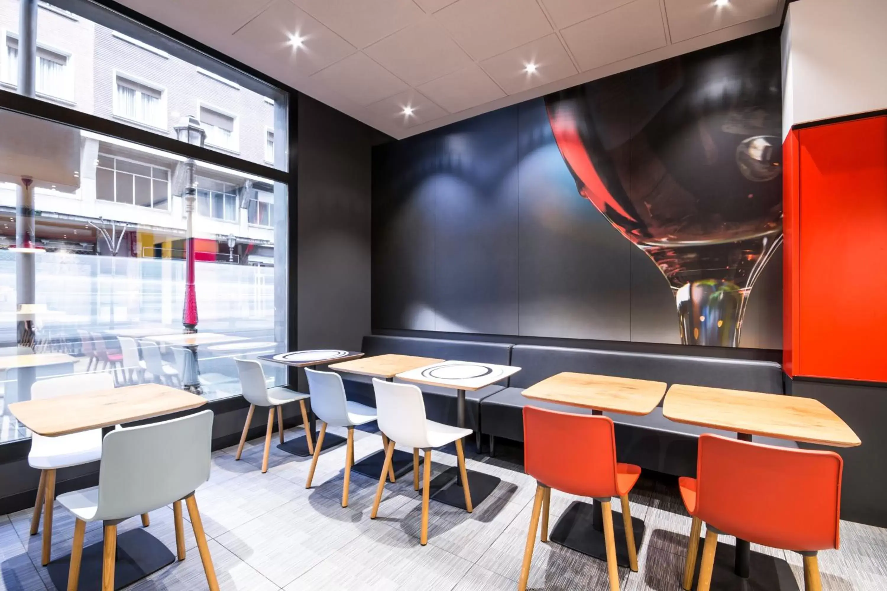 Lounge or bar, Restaurant/Places to Eat in Ibis Bilbao Centro