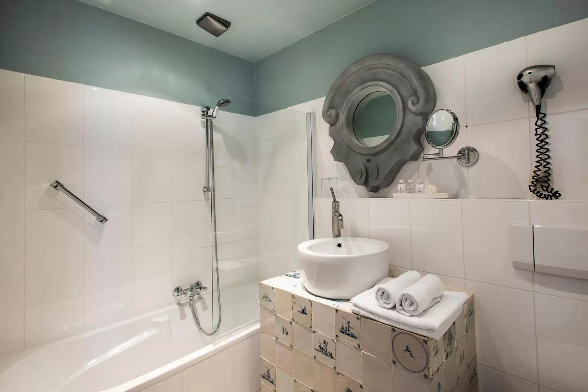 Shower, Bathroom in l'Auberge Damhotel
