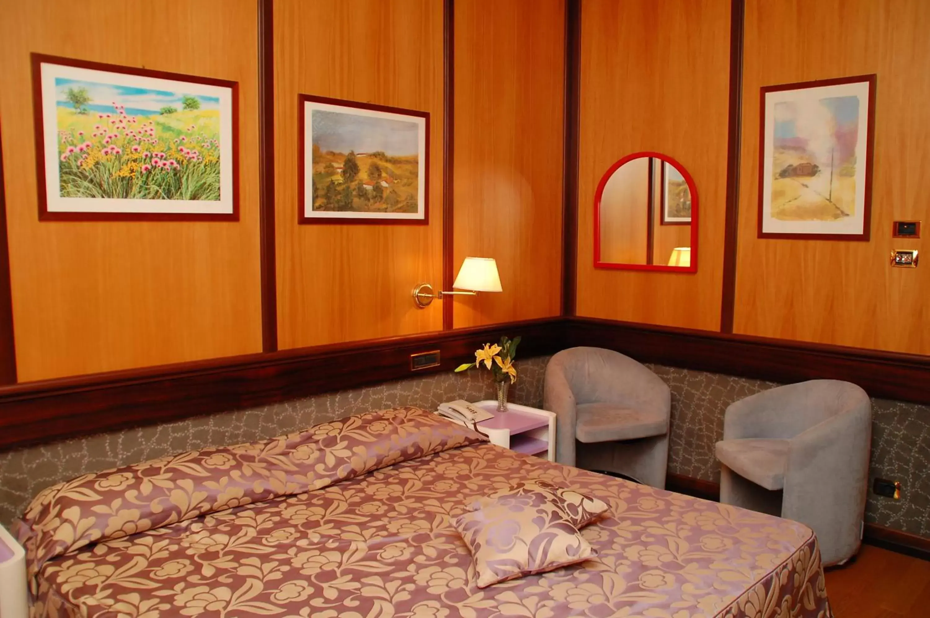 Photo of the whole room, Bed in Benny Hotel