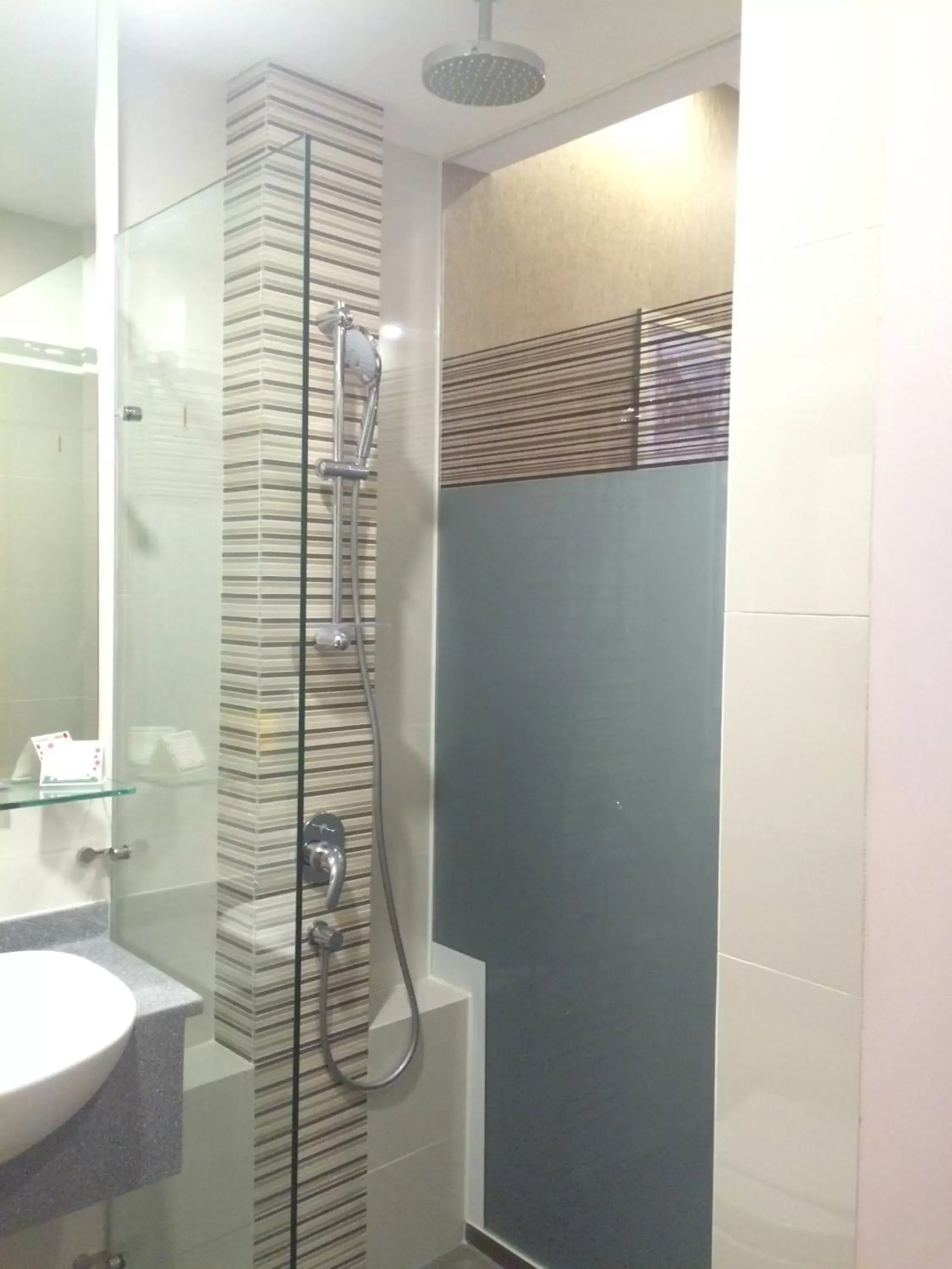 Shower, Bathroom in Hotel Grand Central
