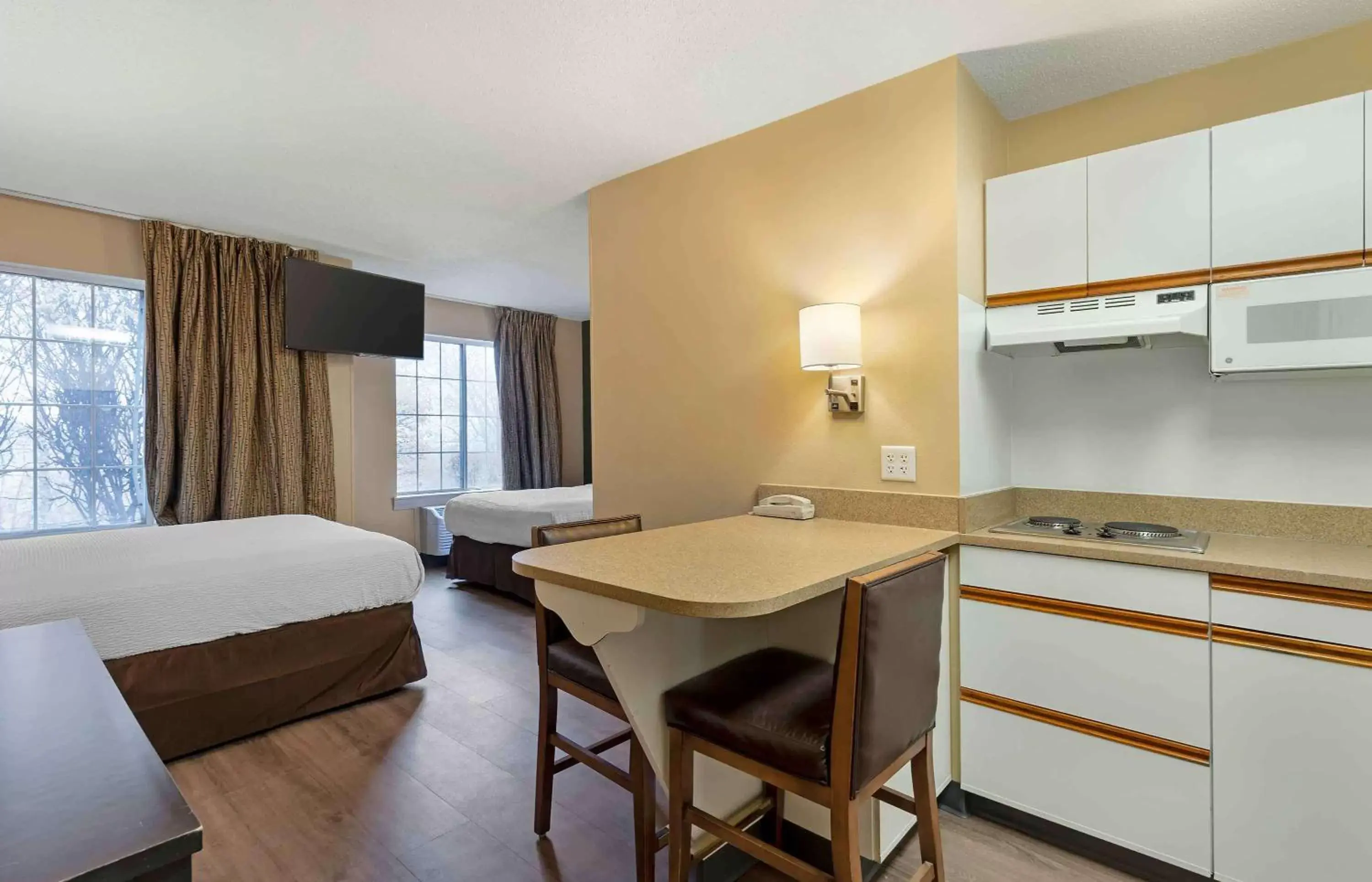 Bedroom, Kitchen/Kitchenette in Extended Stay America Suites - St Louis - Airport - Central