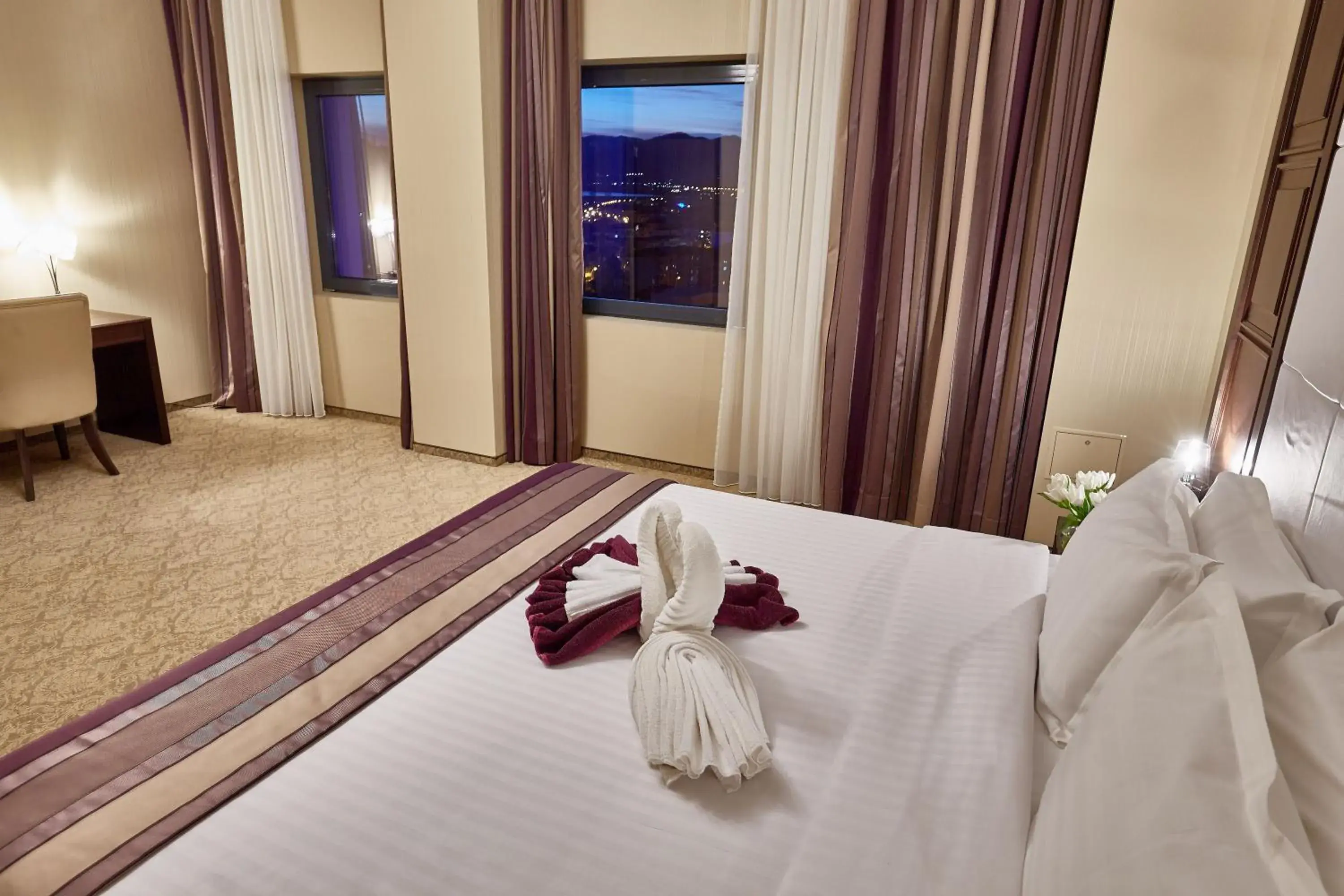 Bed in Central Plaza Hotel Bed in Central Plaza Hotel