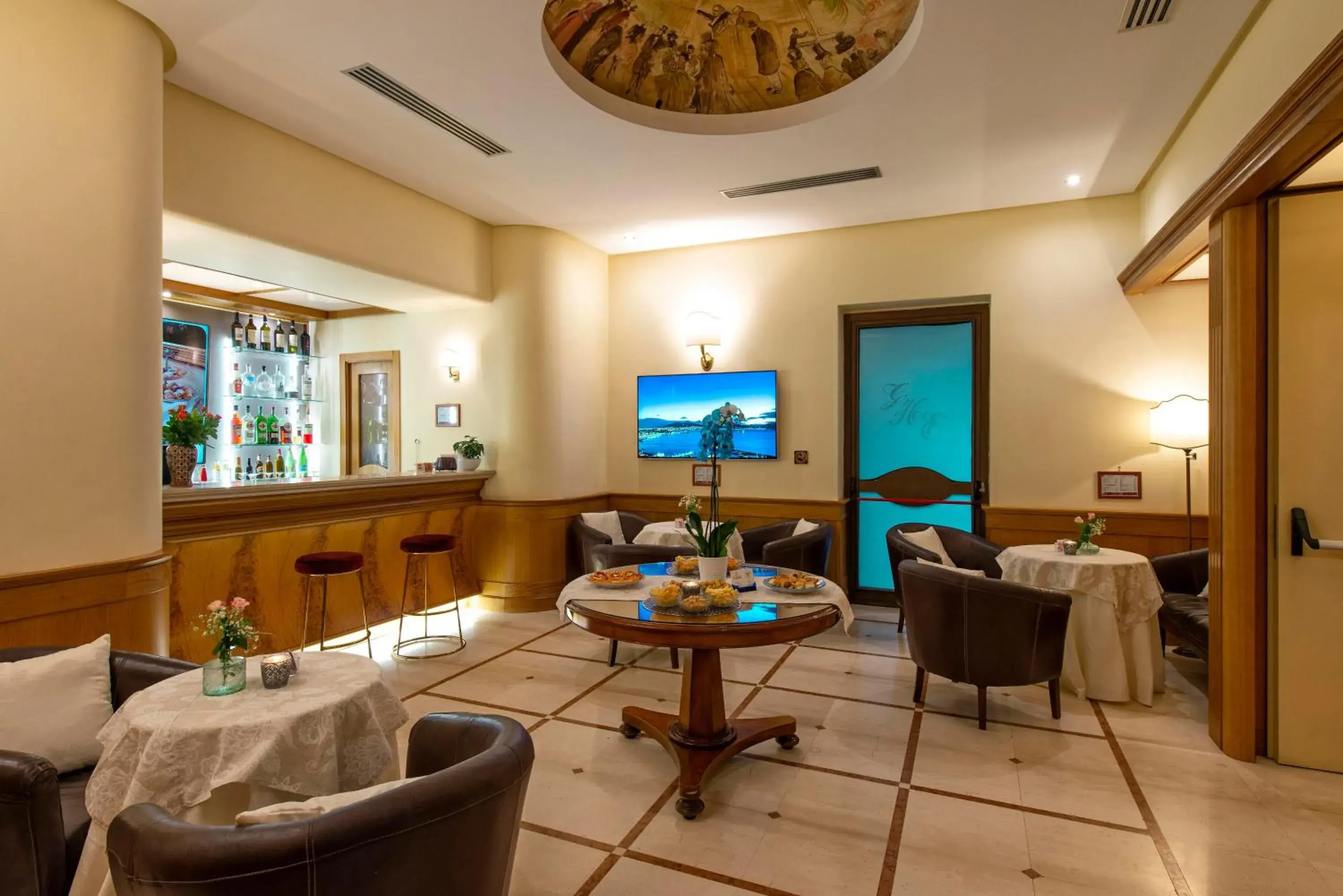 Communal lounge/ TV room in Grand Hotel Europa & Restaurant