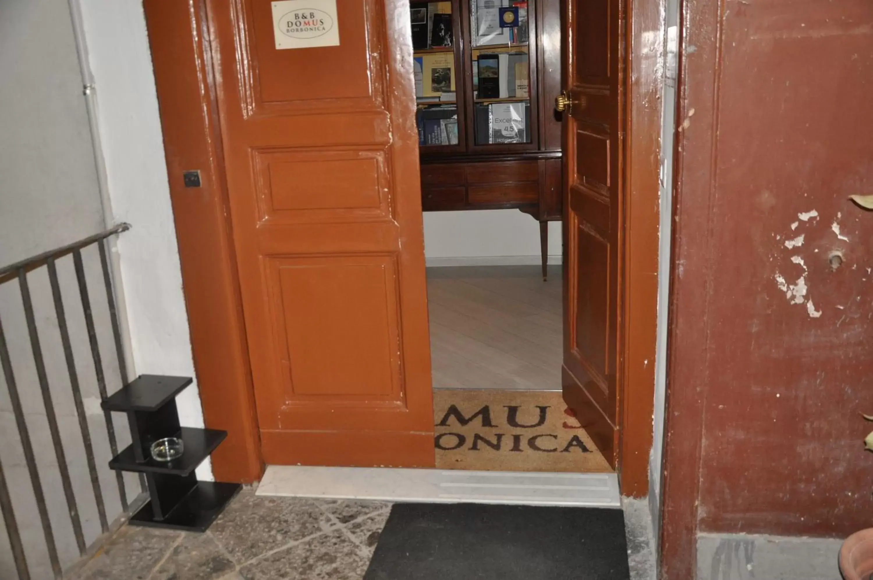 Facade/entrance in Domus Borbonica