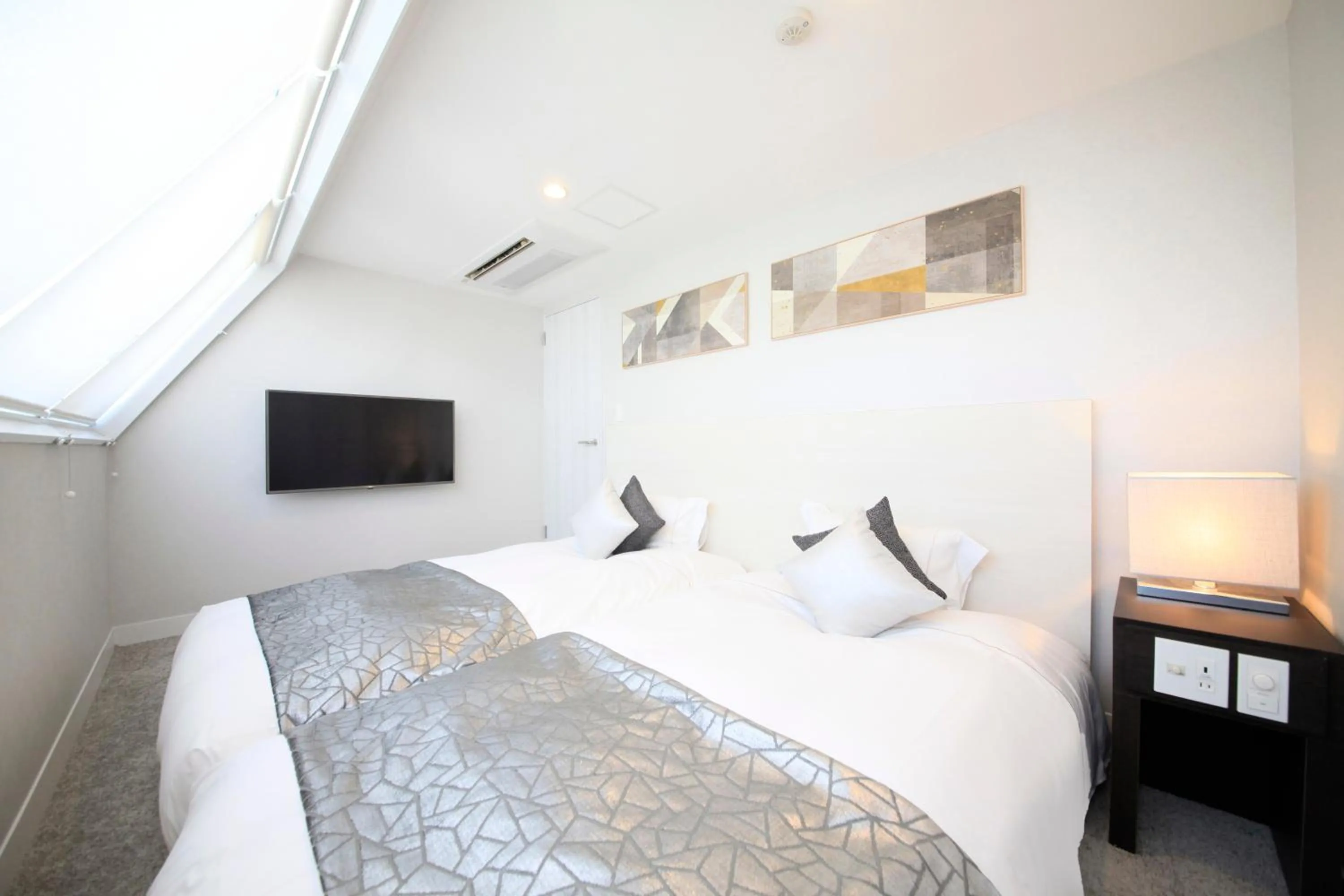 Photo of the whole room, Bed in The Centurion Classic Akasaka