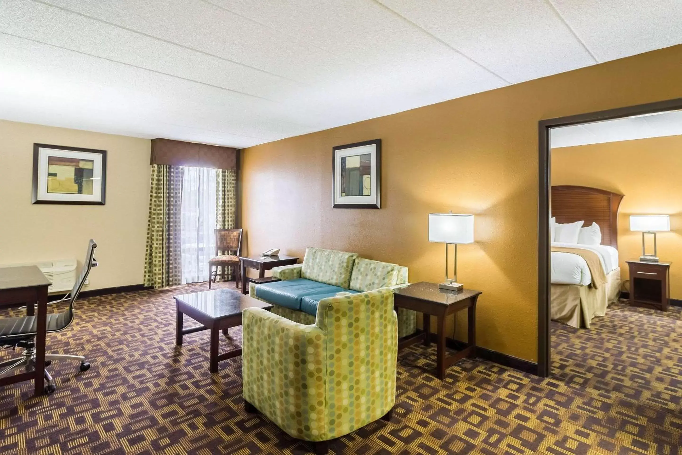 Photo of the whole room, Seating Area in Quality Inn and Suites - Arden Hills