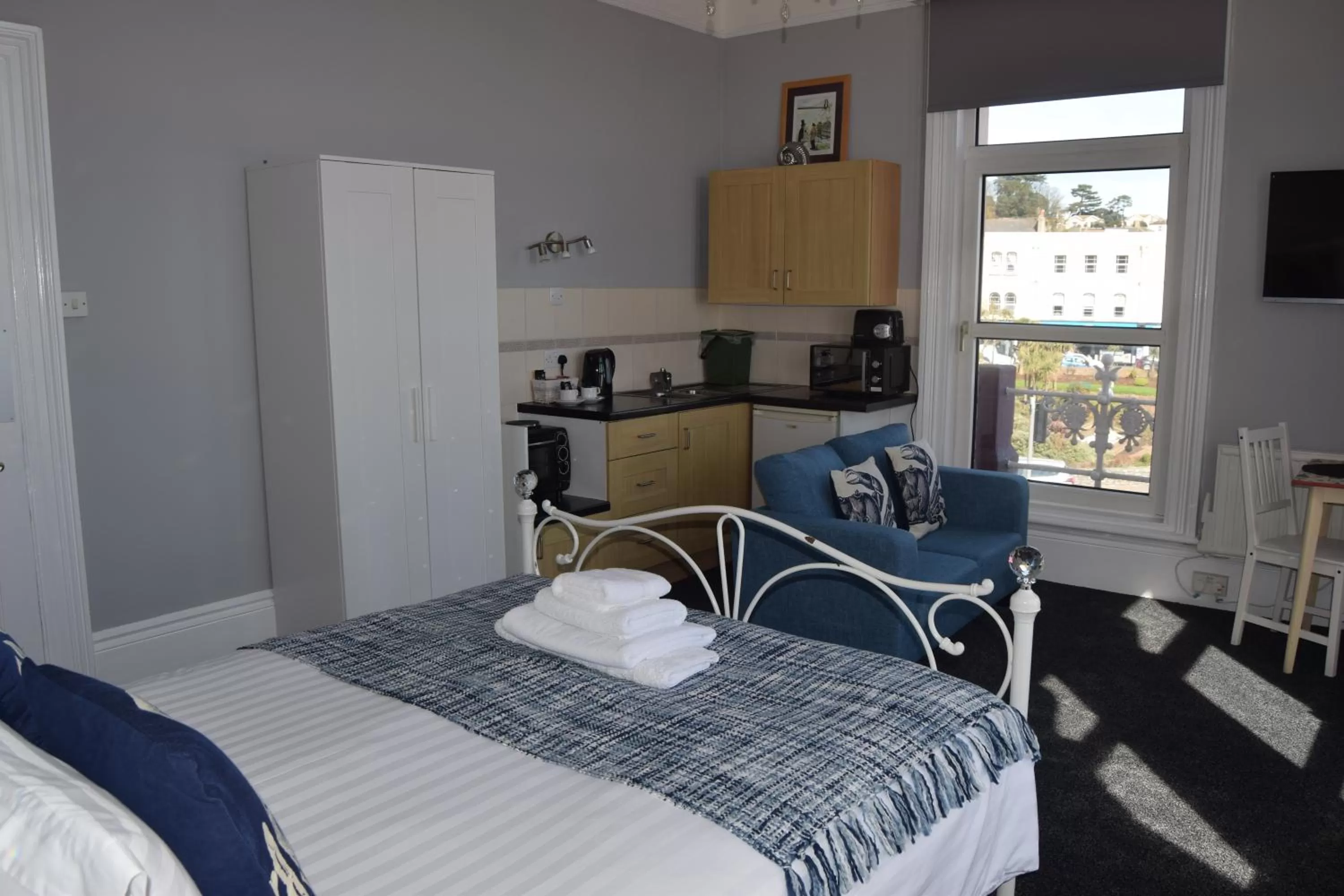 Kitchen or kitchenette, Bed in The Blenheim