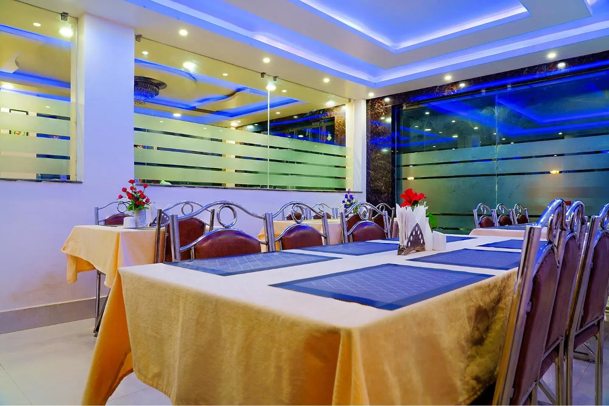 Restaurant/places to eat in FabHotel Kanchan Plaza