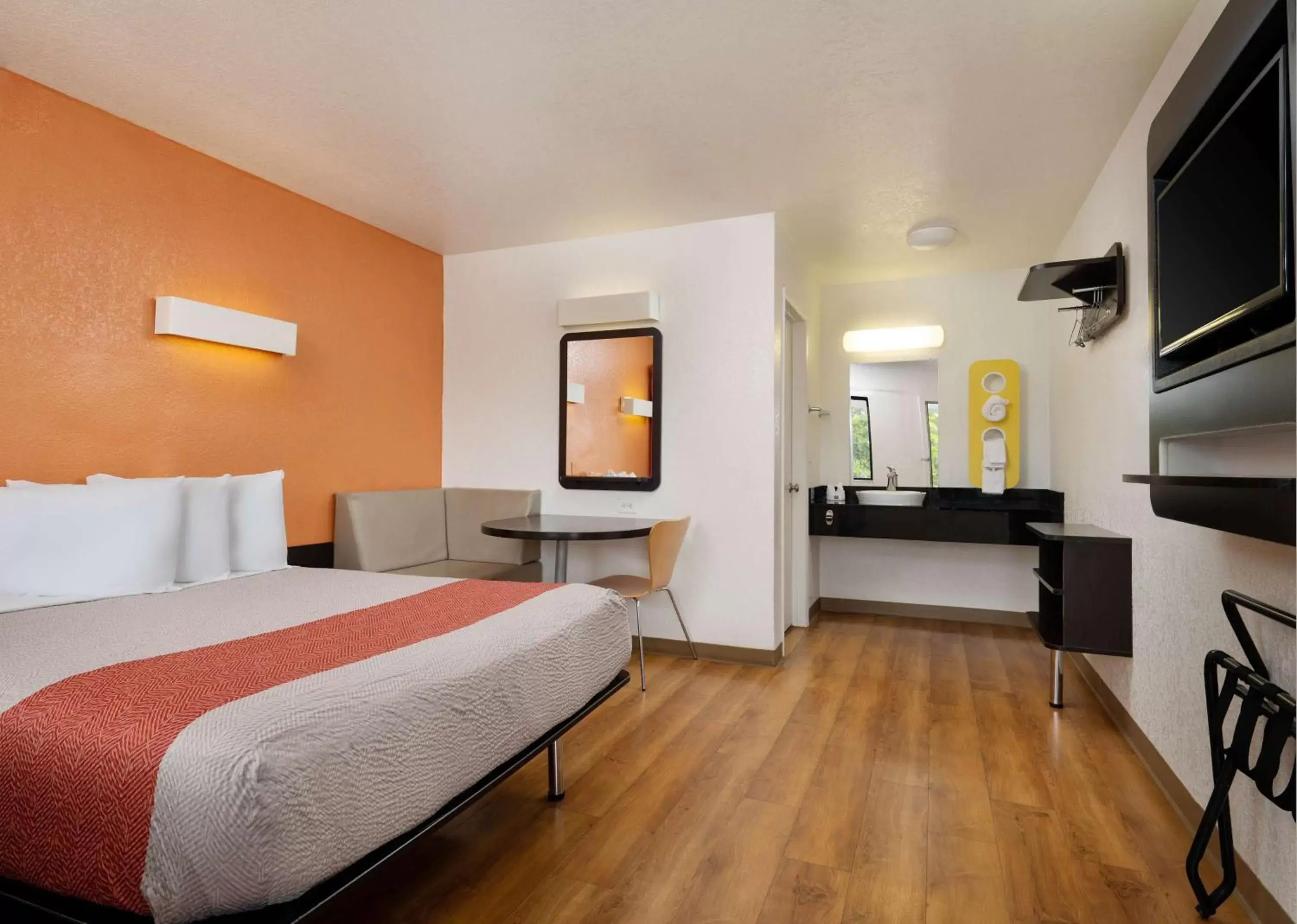 Queen Room - single occupancy in Motel 6-Camarillo, CA Queen Room - single occupancy in Motel 6-Camarillo, CA