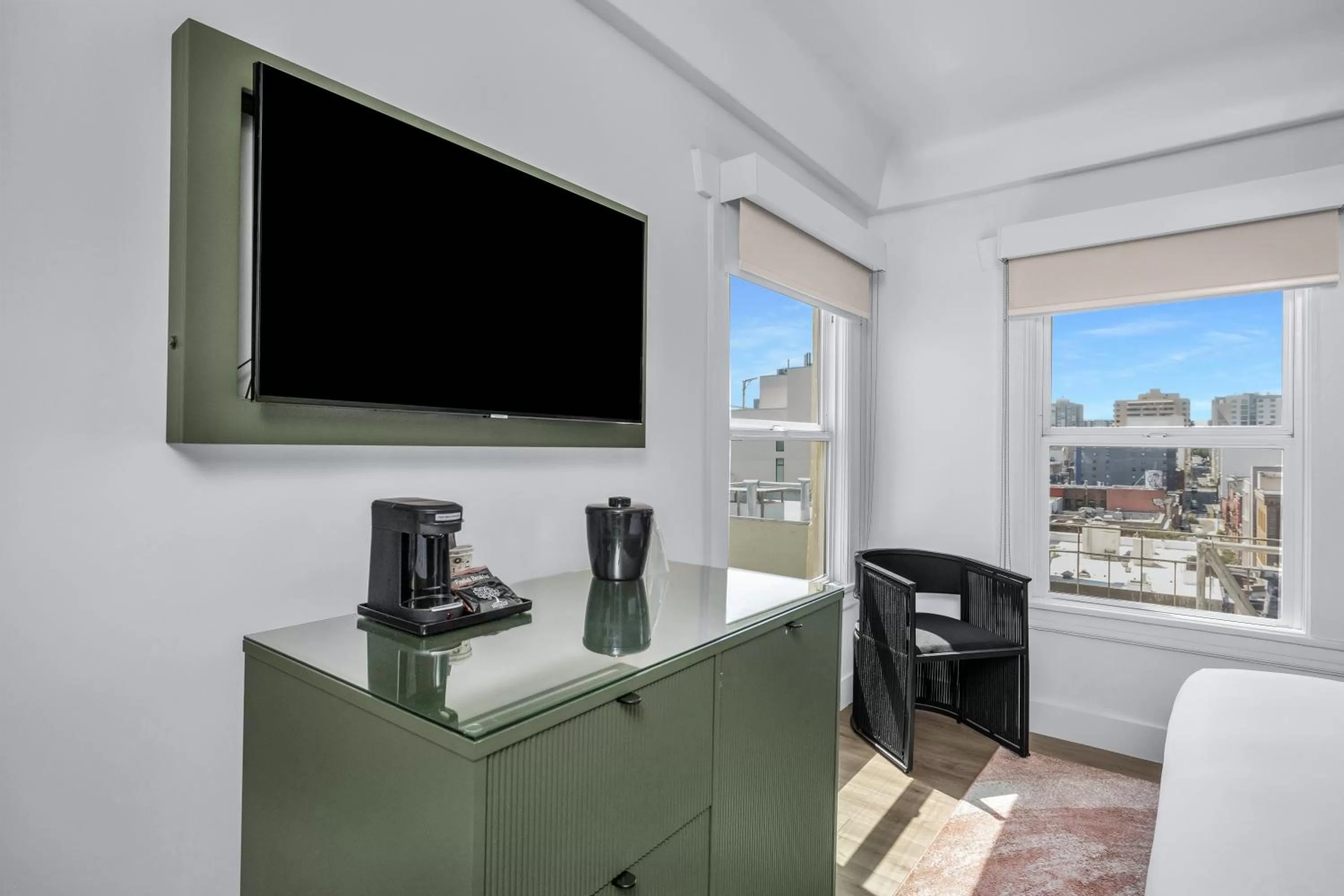 Coffee/tea facilities in Nob Hill Hotel