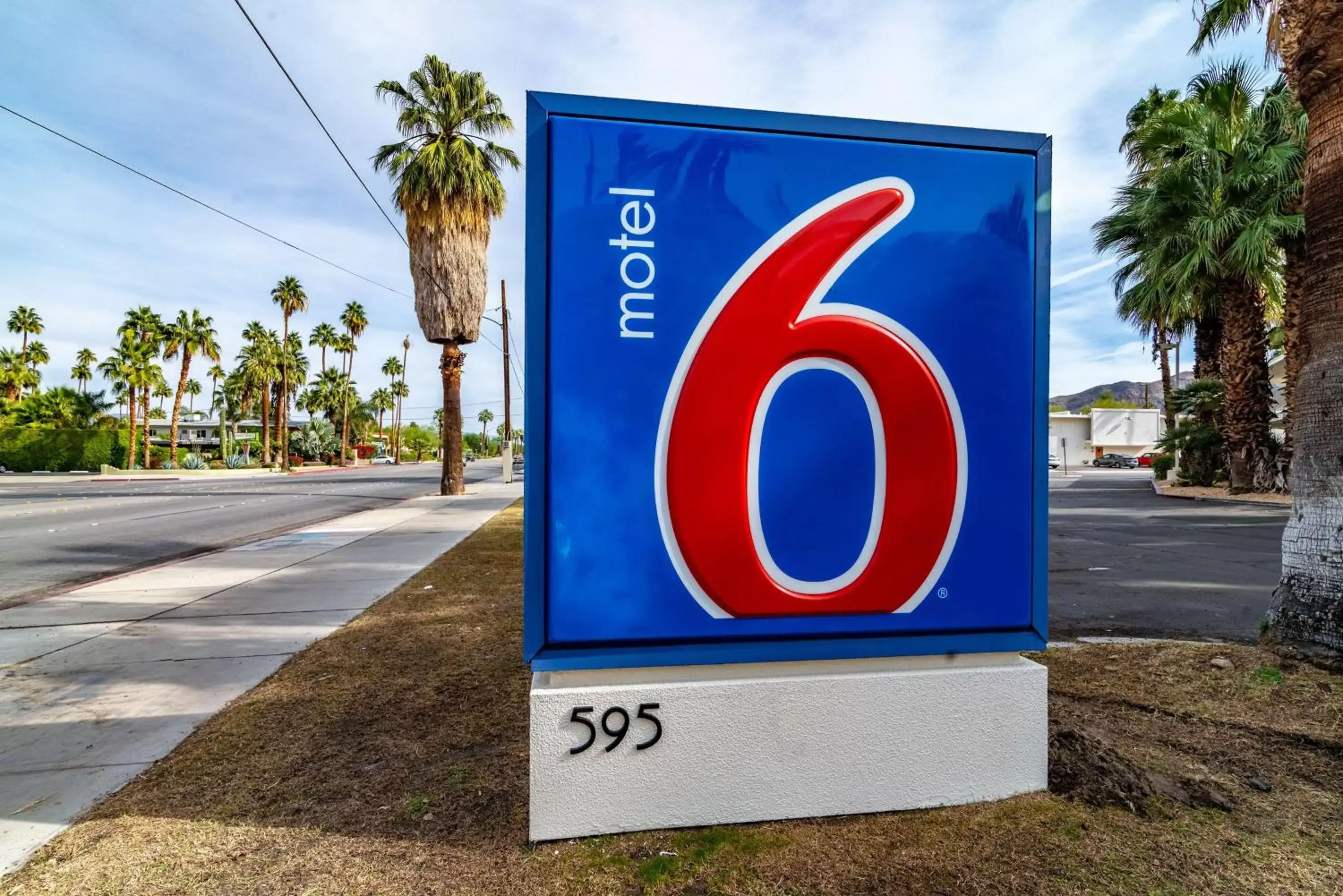 Property building, Property Logo/Sign in Motel 6-Palm Springs, CA - East - Palm Canyon