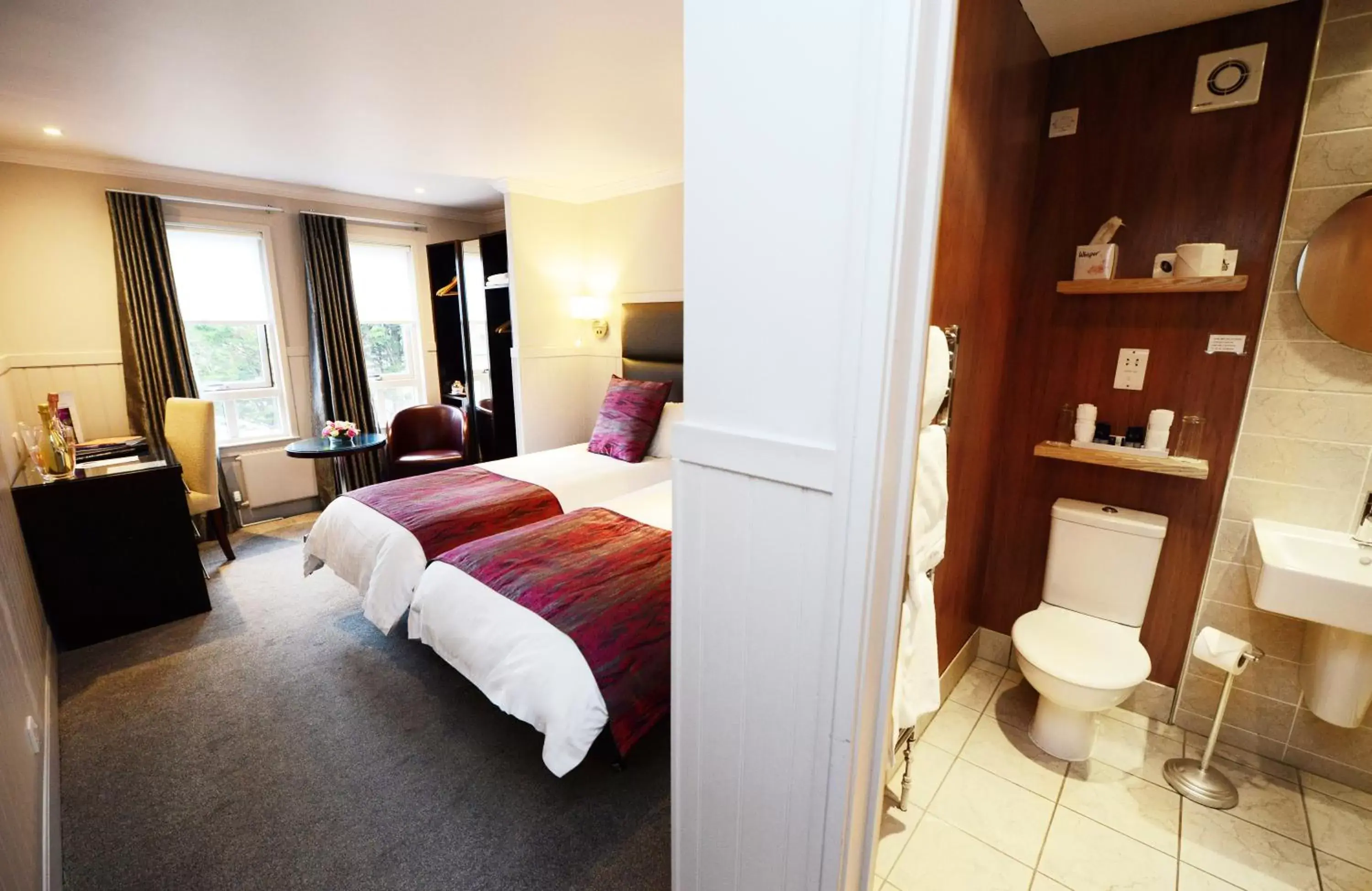 Bed in Glynhill Hotel & Spa near Glasgow Airport