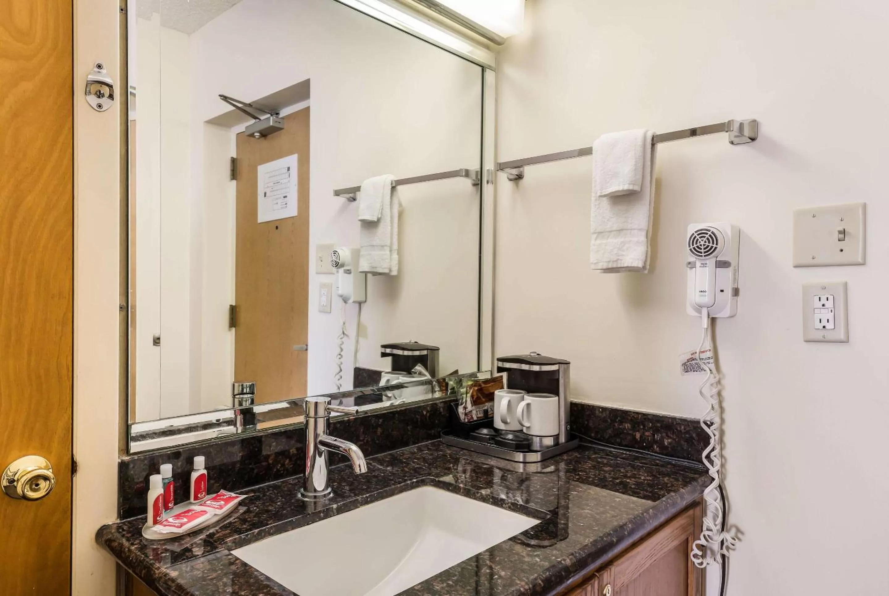 Bedroom in Econo Lodge Quakertown