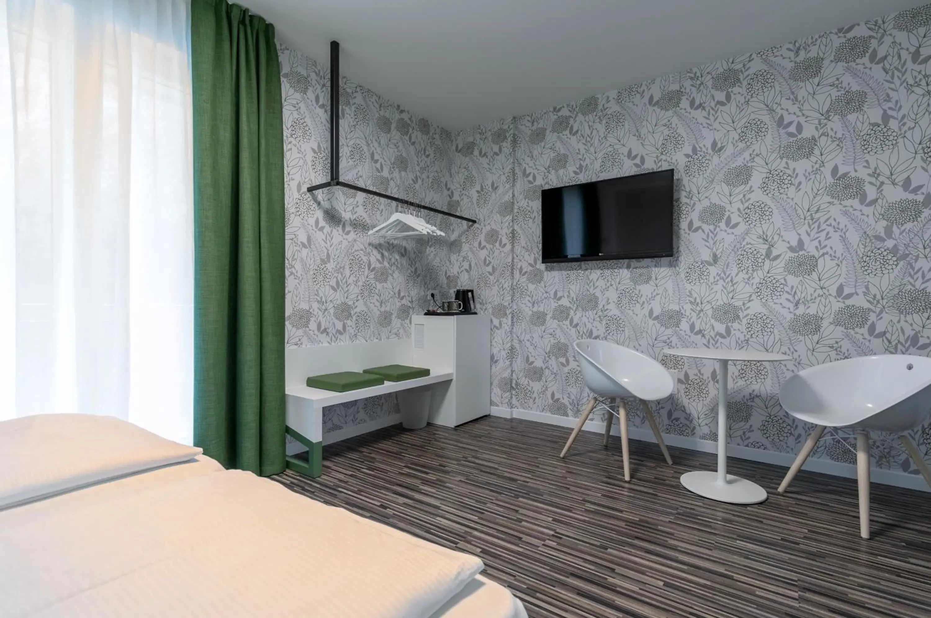 Bed, TV/Entertainment Center in SeeLE Garda Hotel