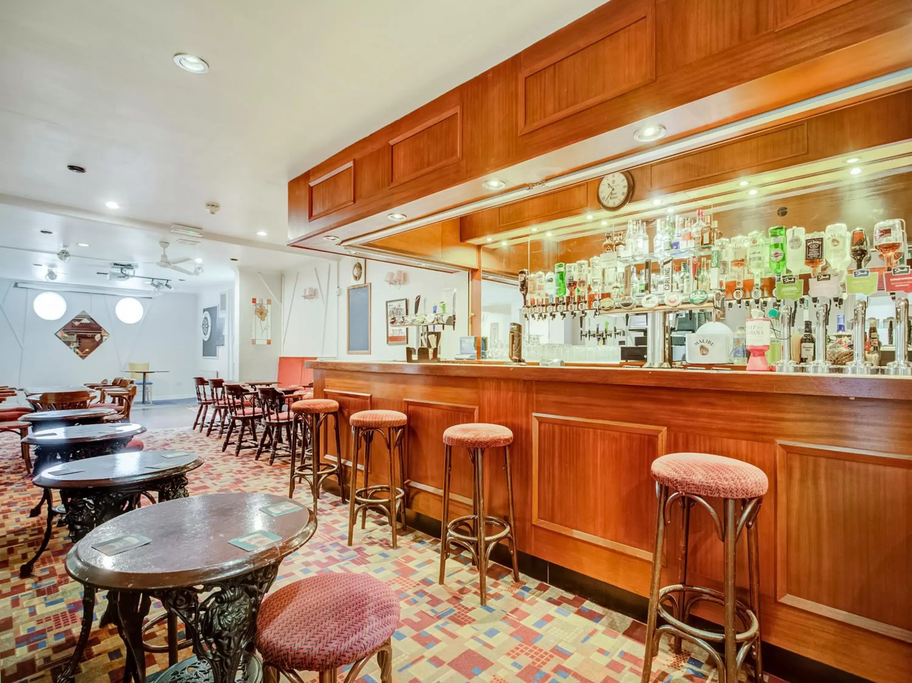 Lounge or bar, Lounge/Bar in OYO Godolphin Arms Hotel