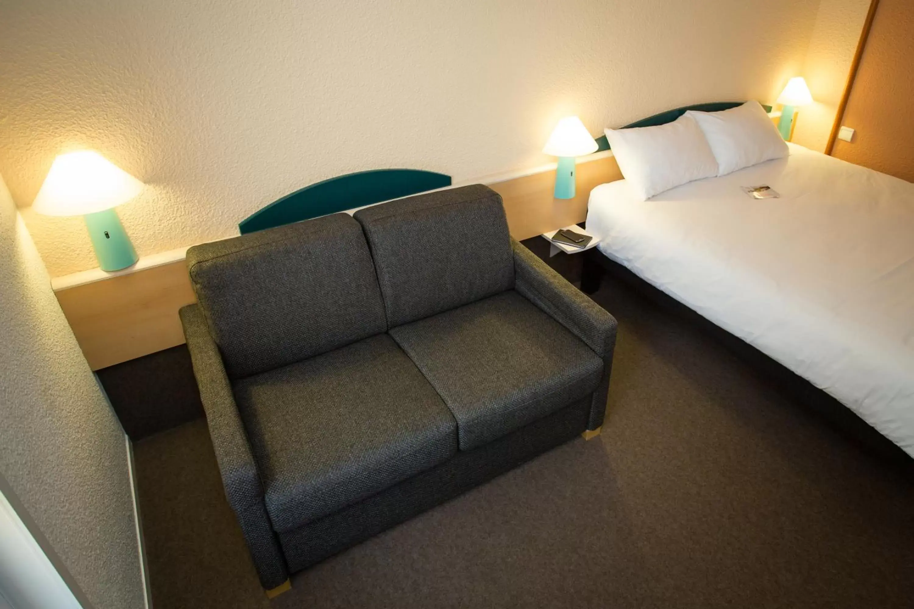 Seating area, Bed in ibis Perpignan Nord Rivesaltes