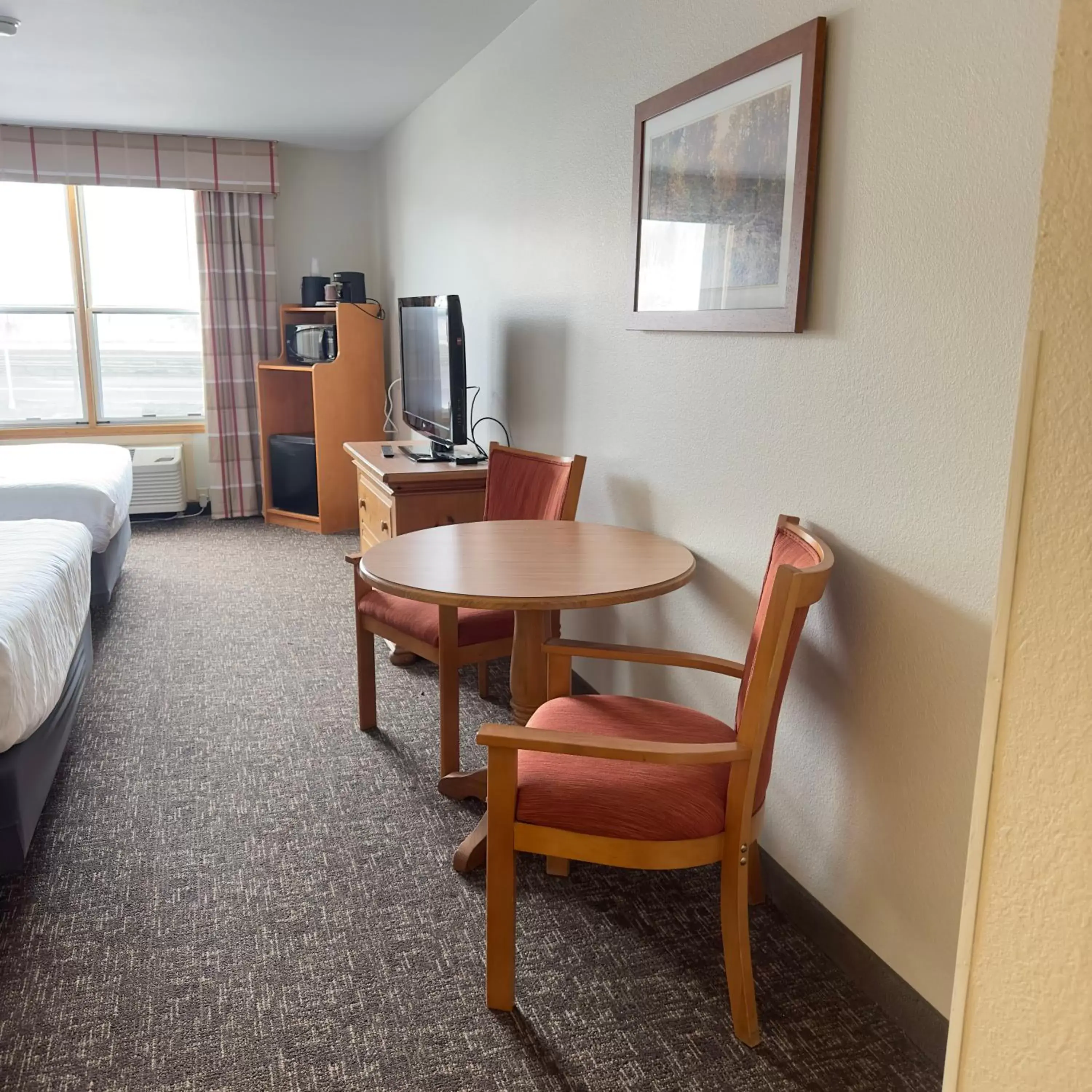 Seating Area in Duluth Inn & Suites Near Spirit Mountain