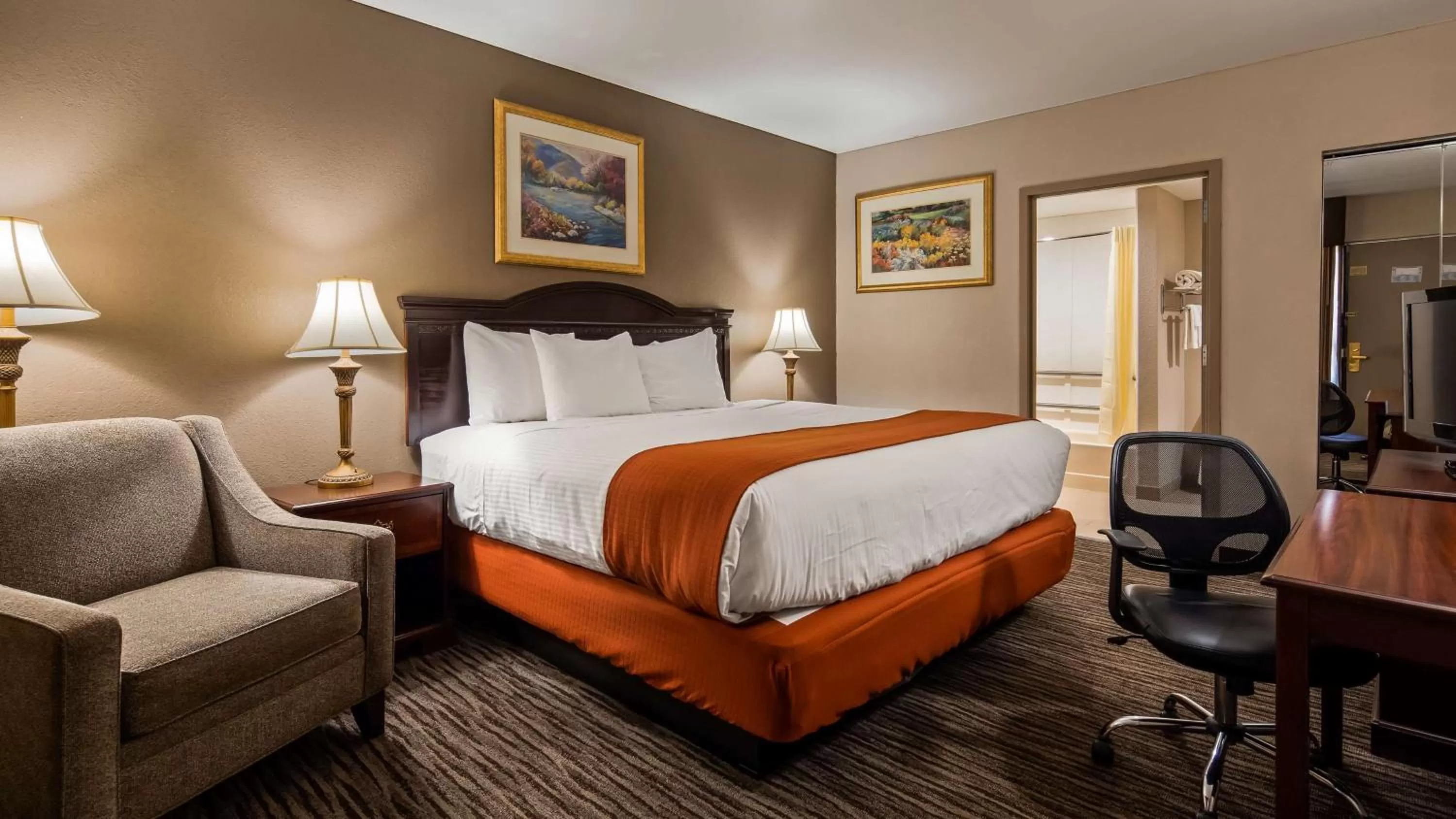 Bed in Best Western Gateway Adirondack Inn