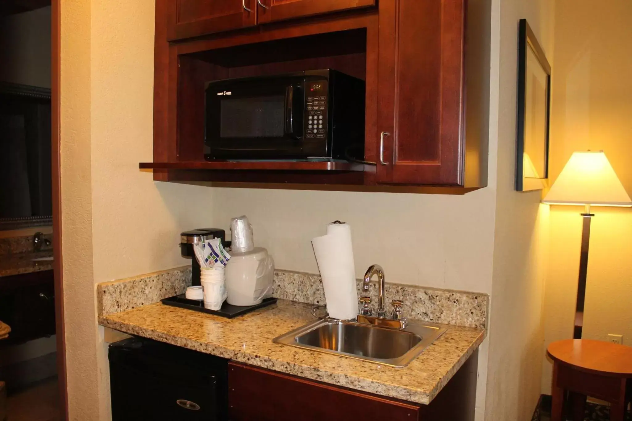 Photo of the whole room, Kitchen/Kitchenette in Holiday Inn Express Hotel & Suites Starkville, an IHG Hotel