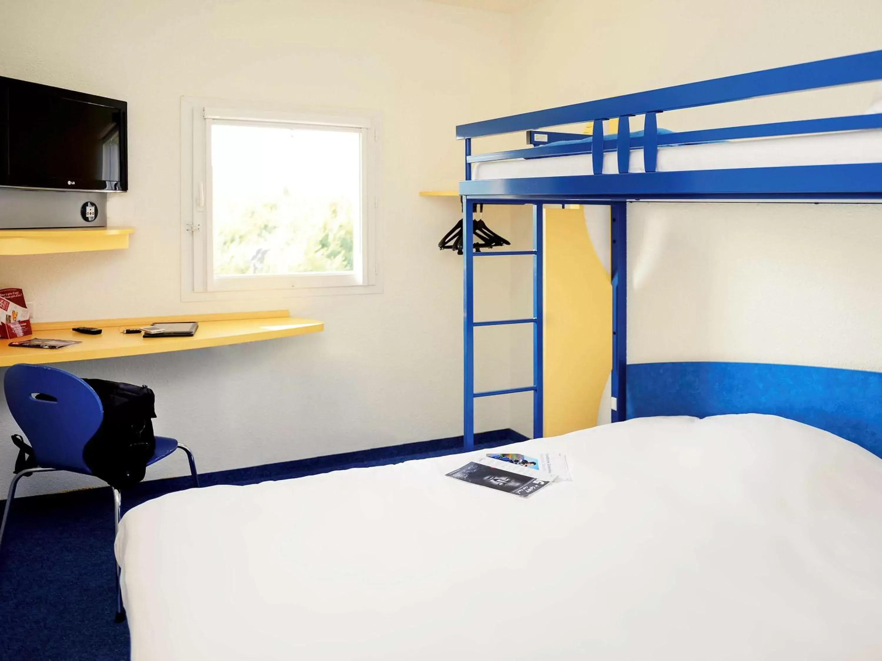 Photo of the whole room, Bunk Bed in ibis budget Meung sur Loire