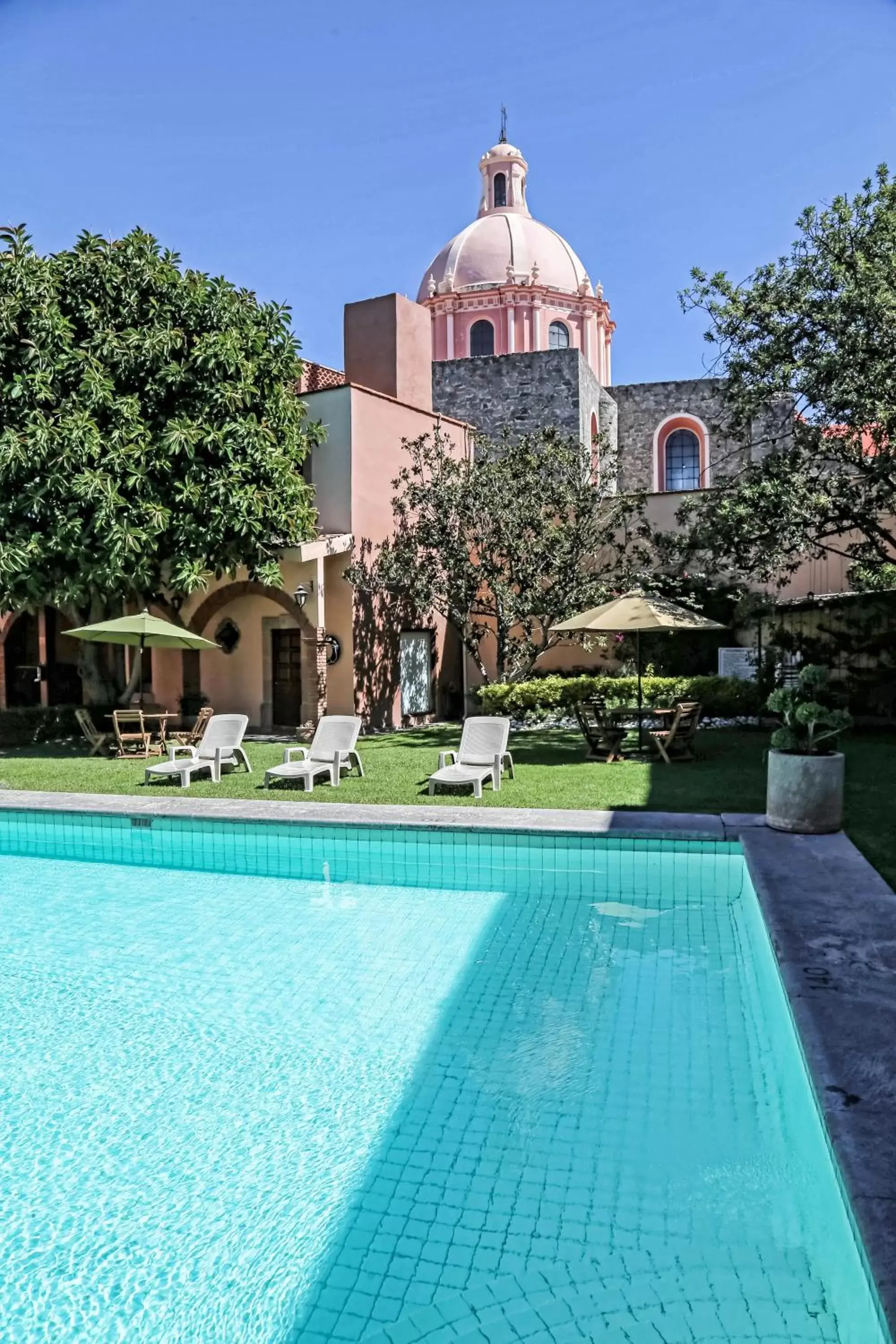 Swimming pool, Property Building in Hotel La Plaza de Tequisquiapan