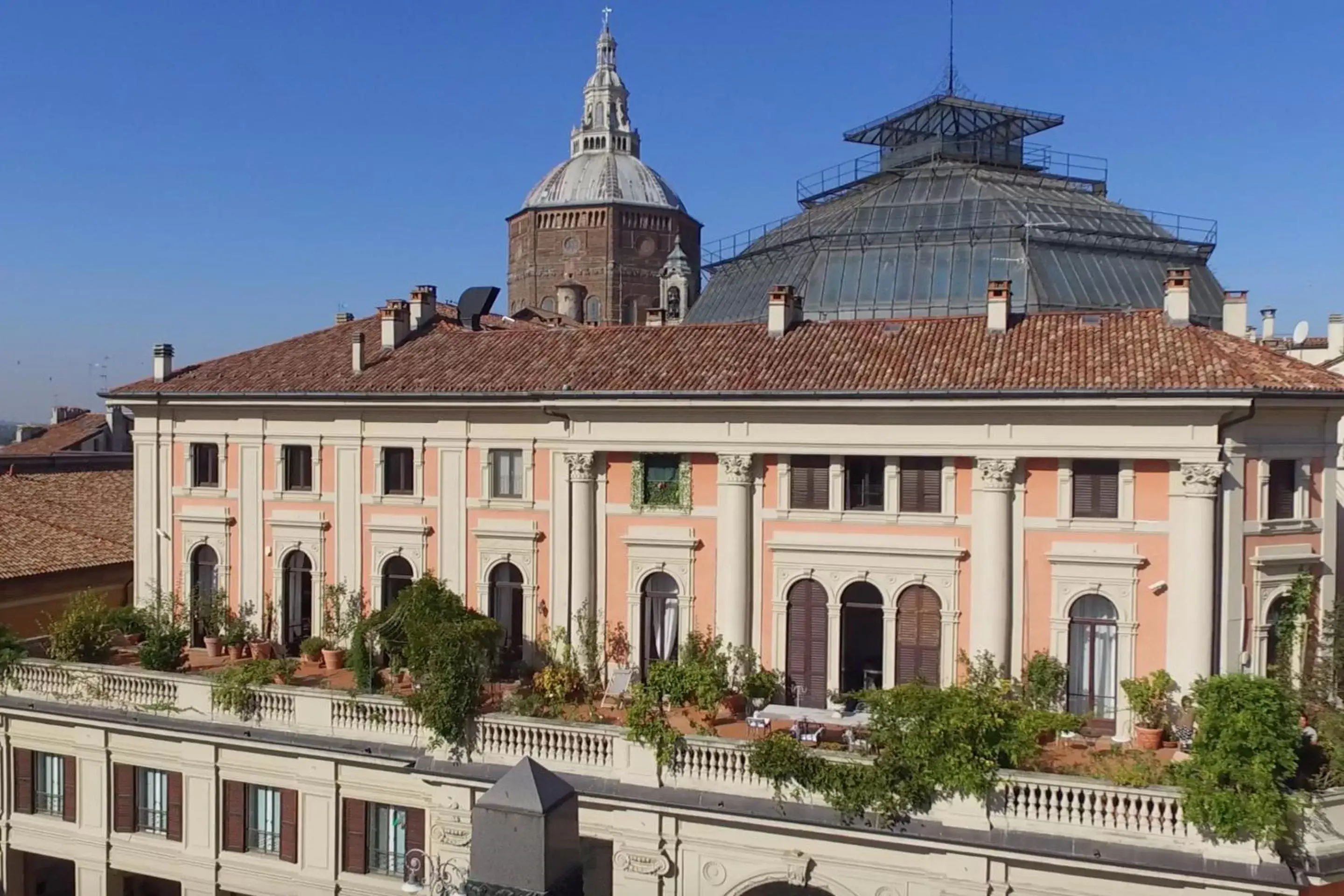 Facade/entrance in Arnaboldi Palace