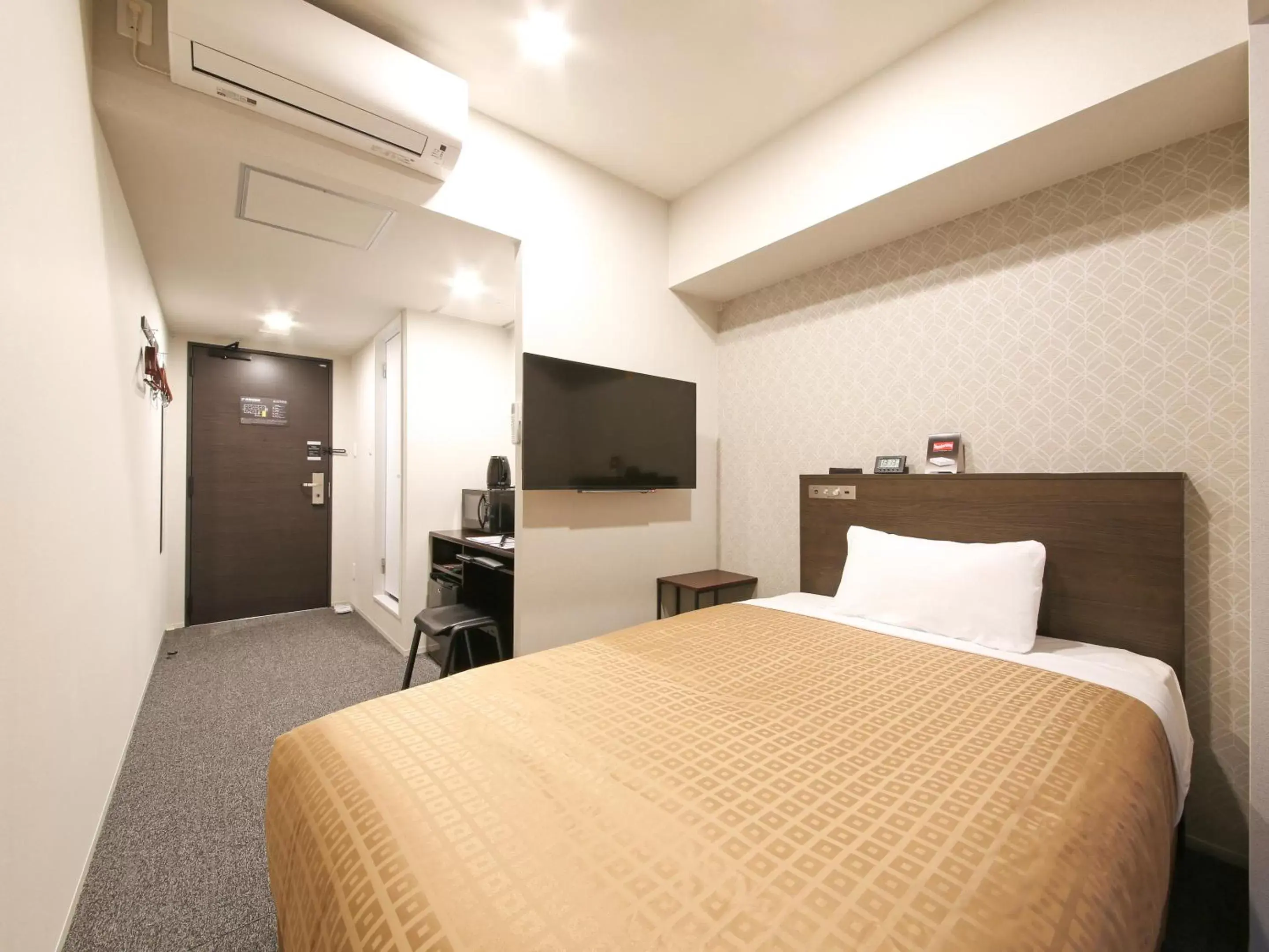 Photo of the whole room, Bed in HOTEL LiVEMAX Chiba Chuo-Ekimae