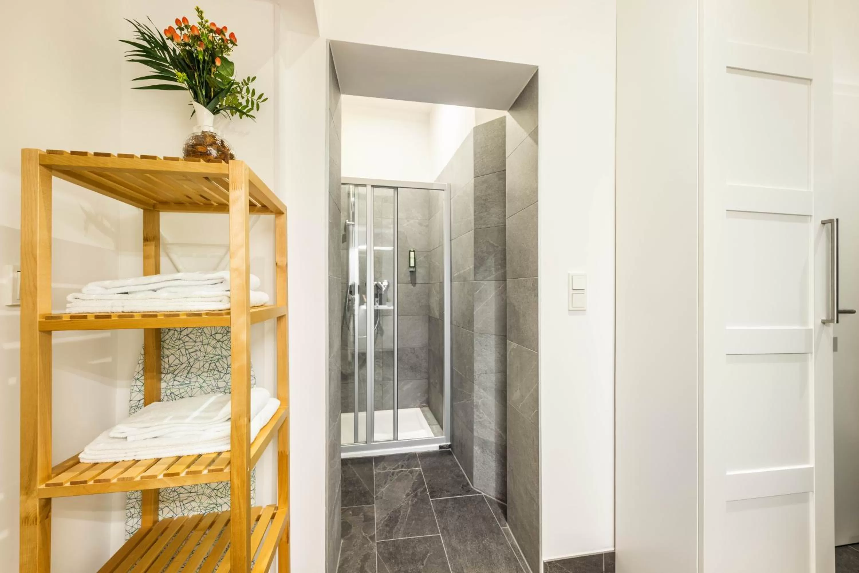 Shower in Jimmy's Apartments Emerald