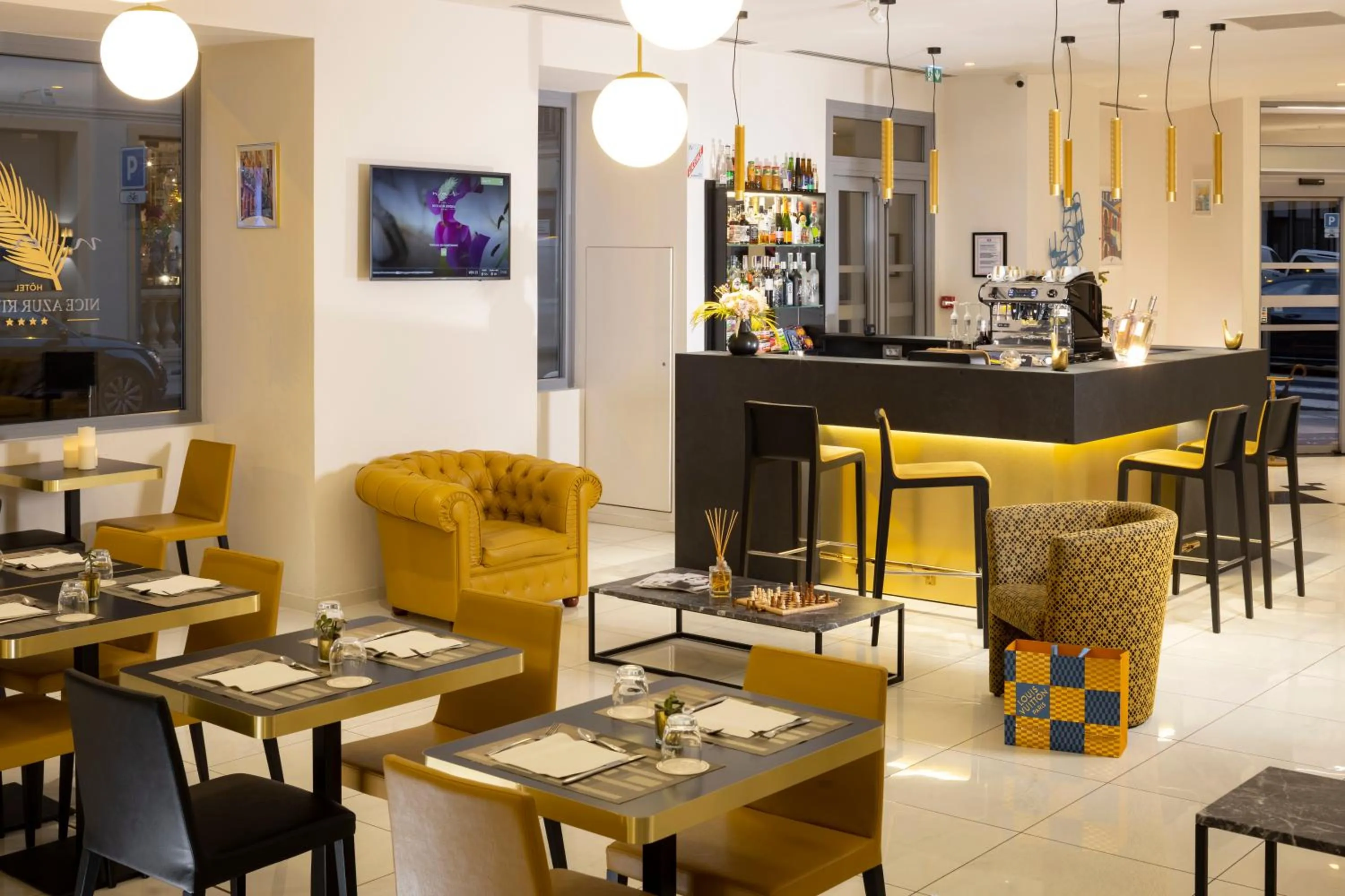 Lounge or bar in Hôtel Nice Azur Riviera