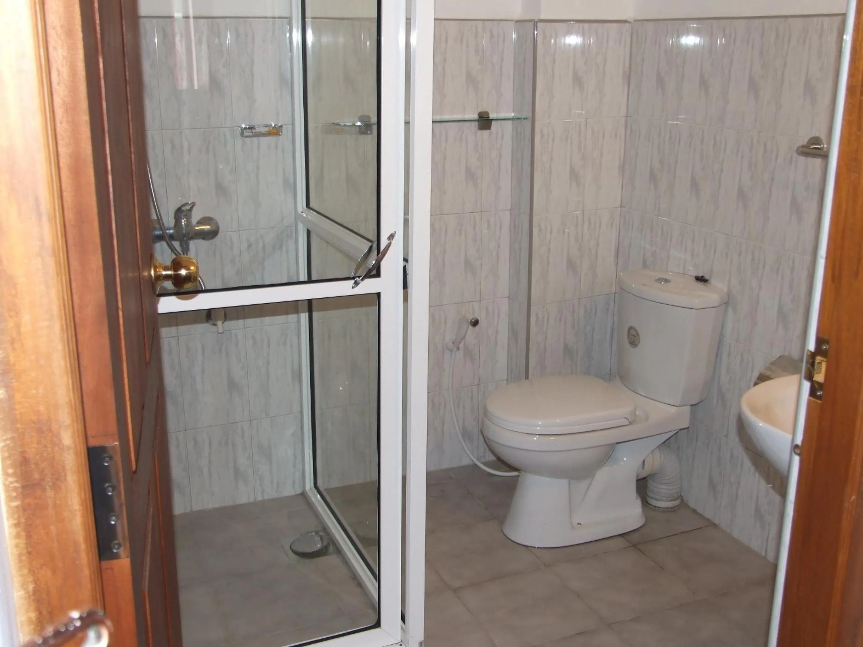 Shower in 256 Townhouse Rest