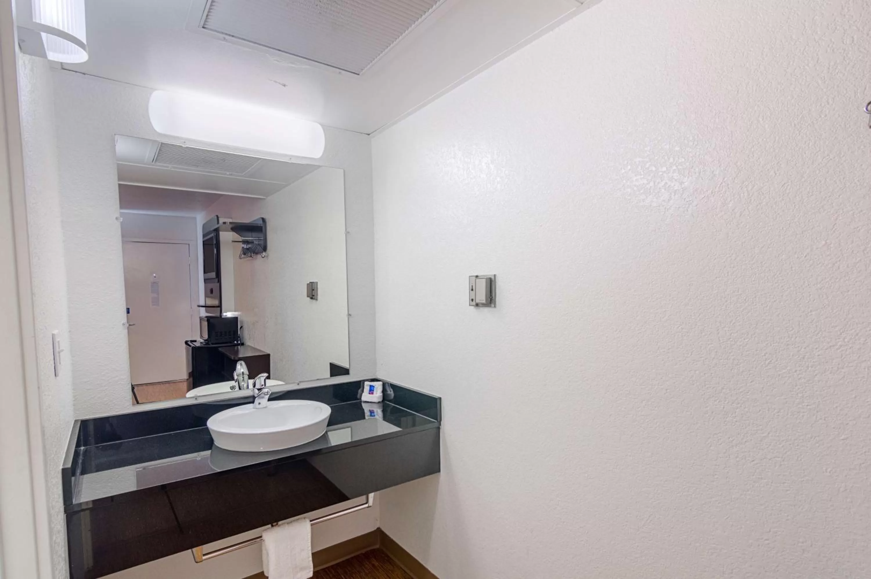 Photo of the whole room in Motel 6-Ardmore, OK