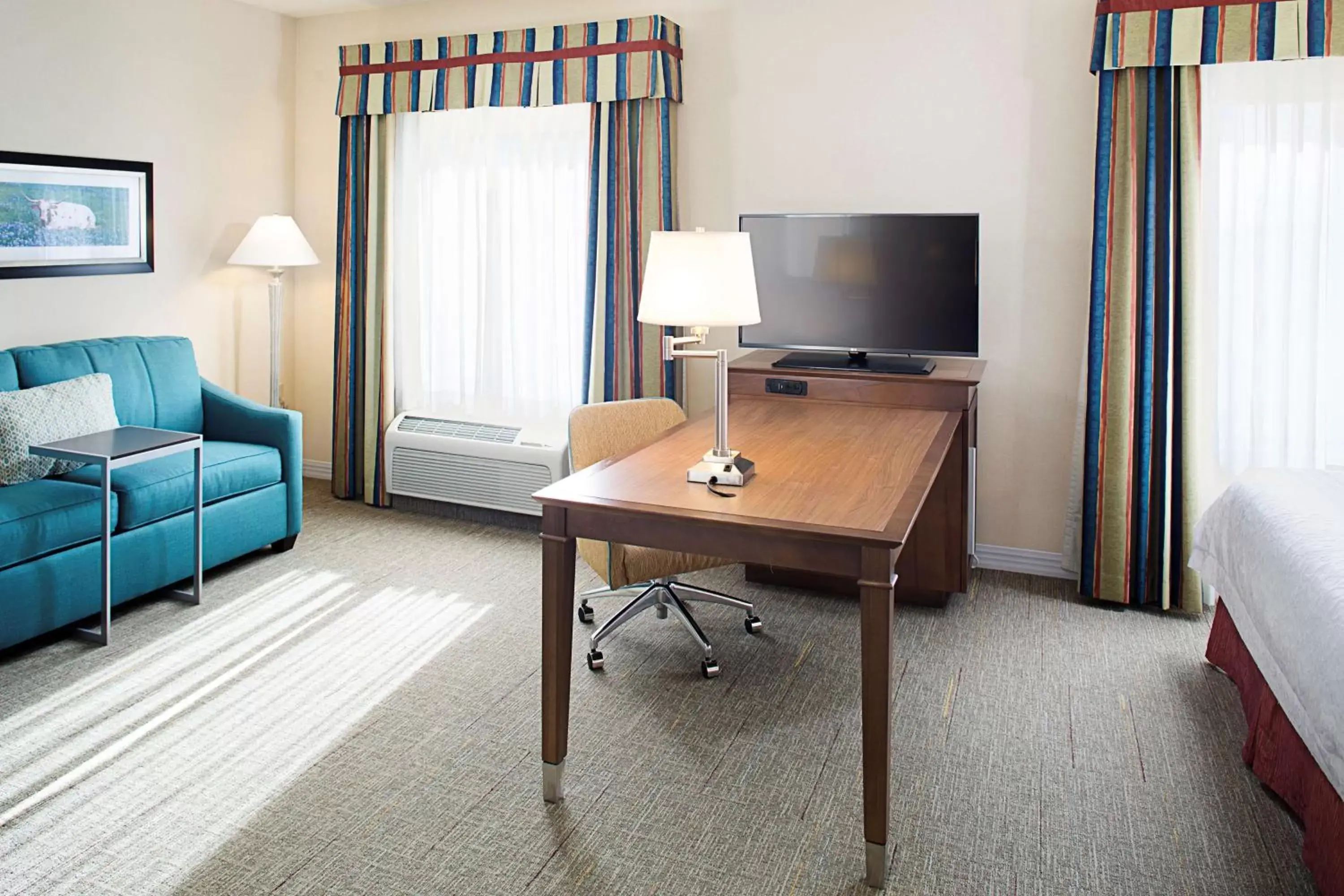 Living room, TV/Entertainment Center in Hampton Inn & Suites - Mansfield