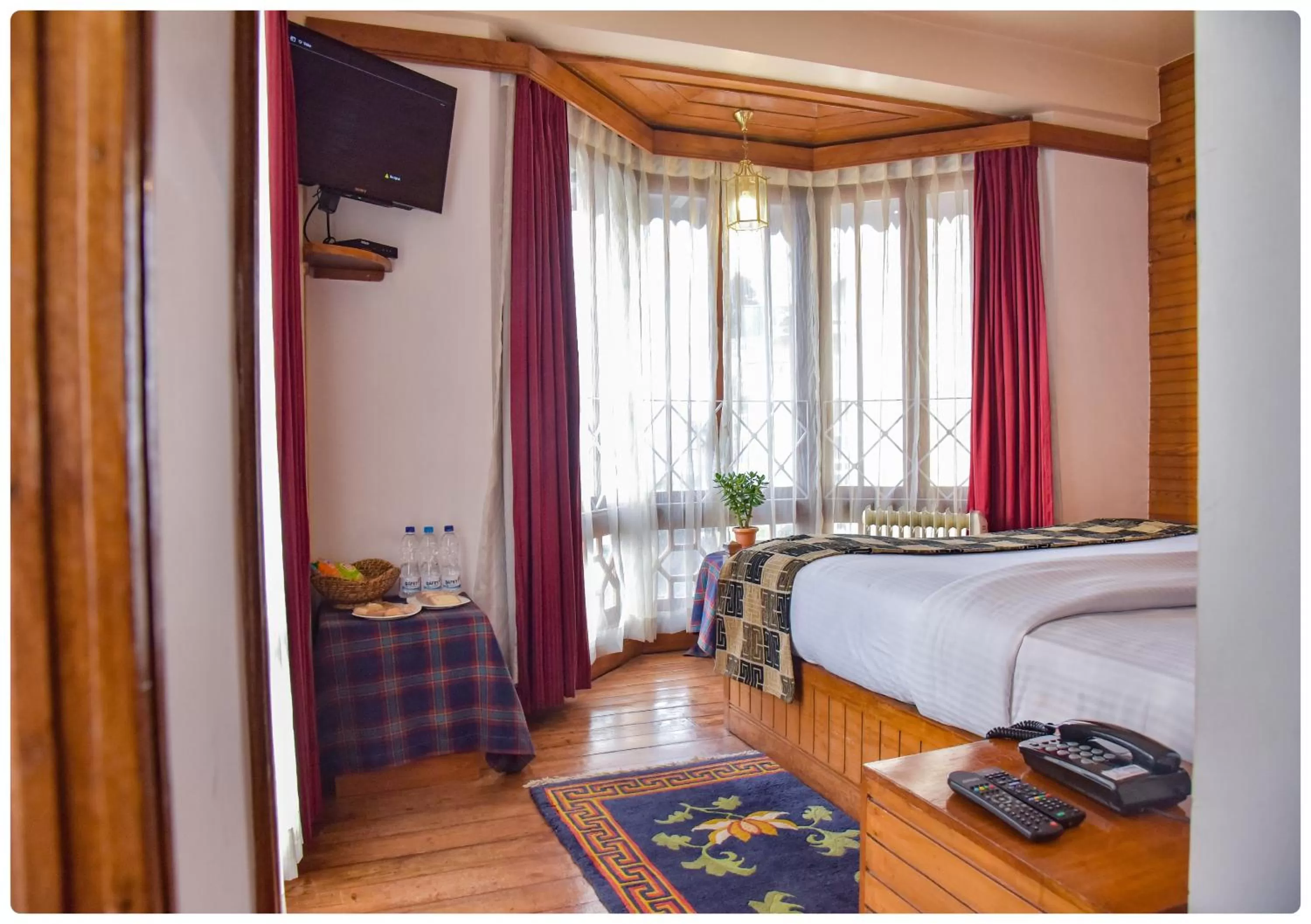 Photo of the whole room, Bed in Cedar Inn