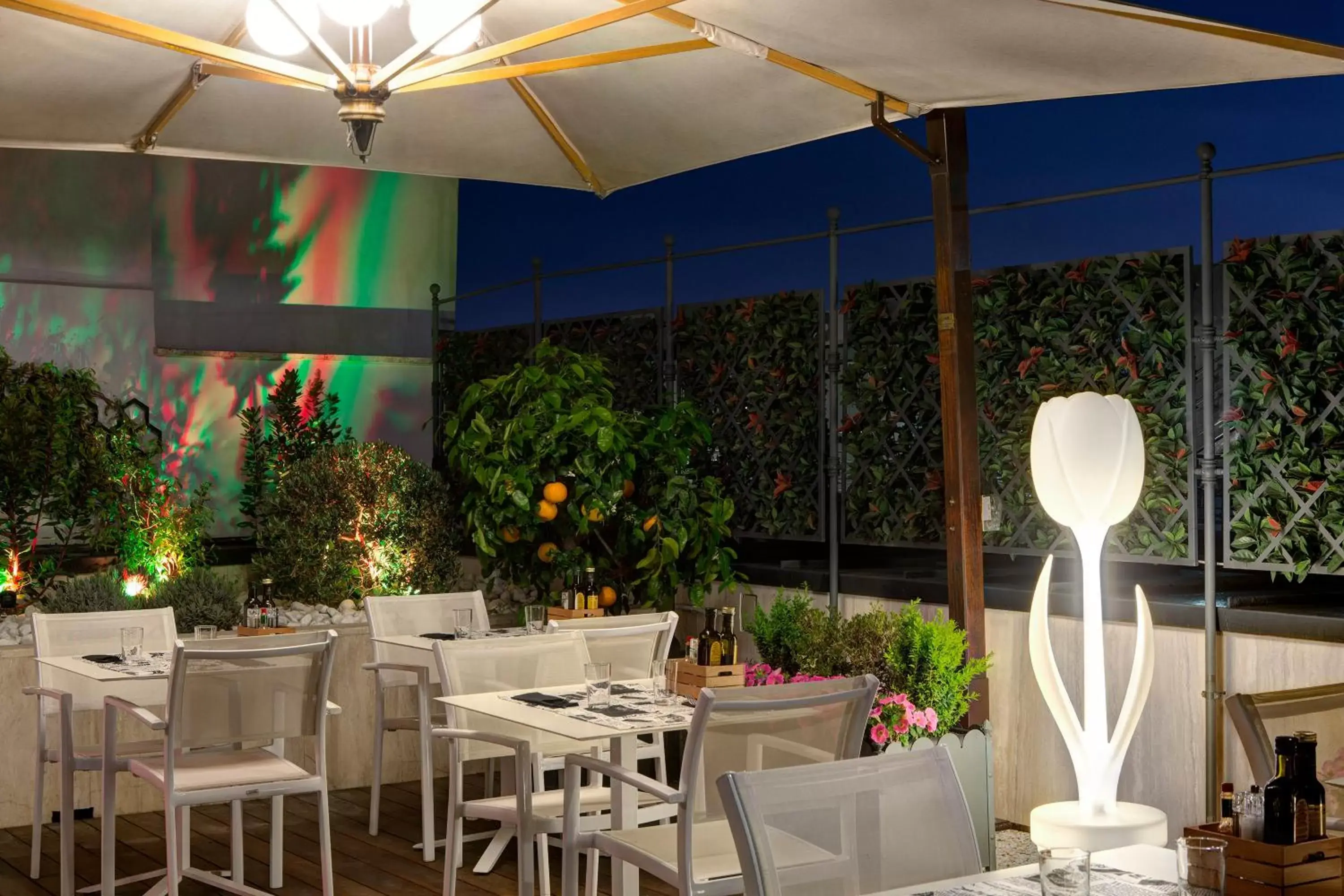 Patio, Restaurant/Places to Eat in iQ Hotel Roma
