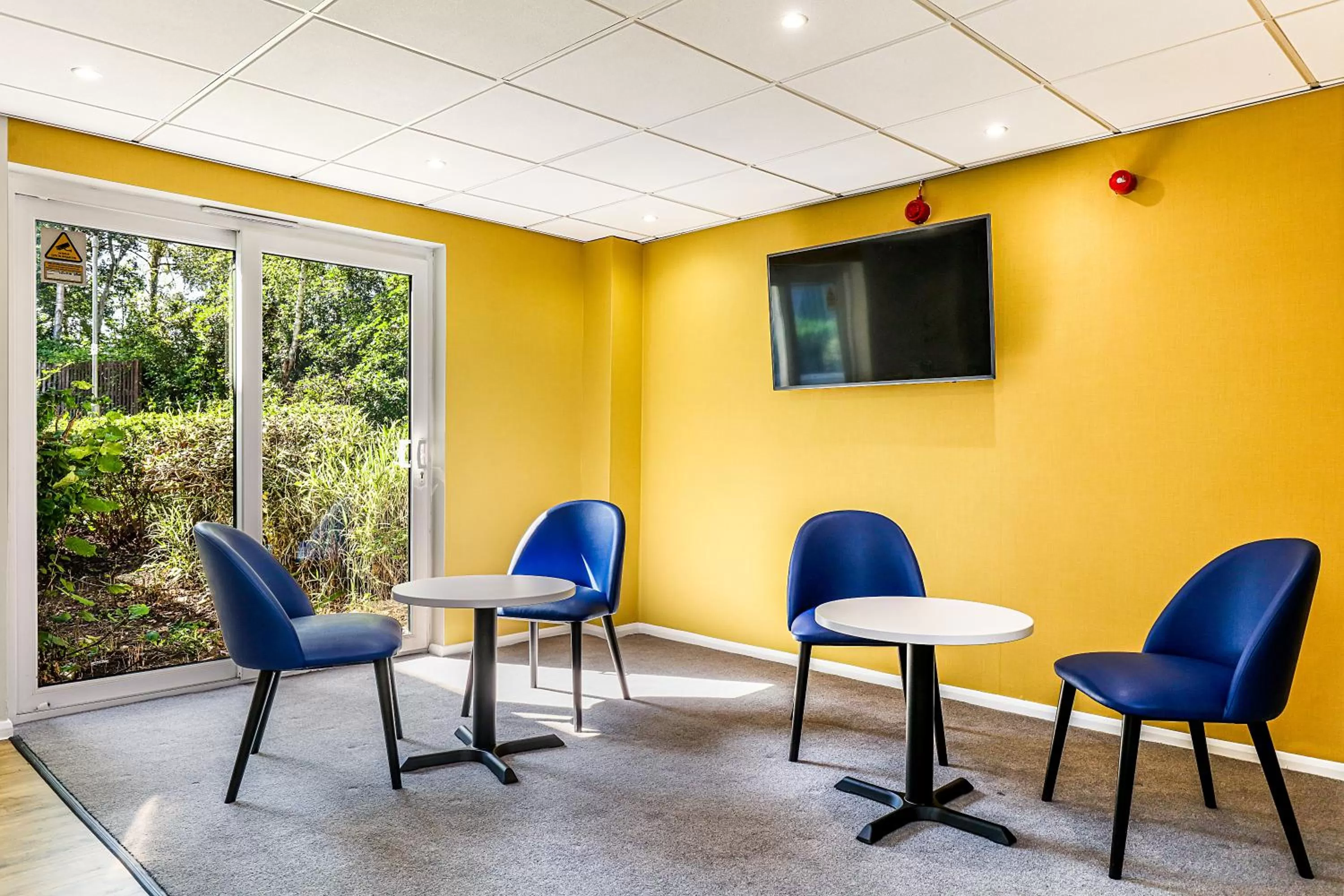 TV and multimedia in Days Inn Hotel Fleet