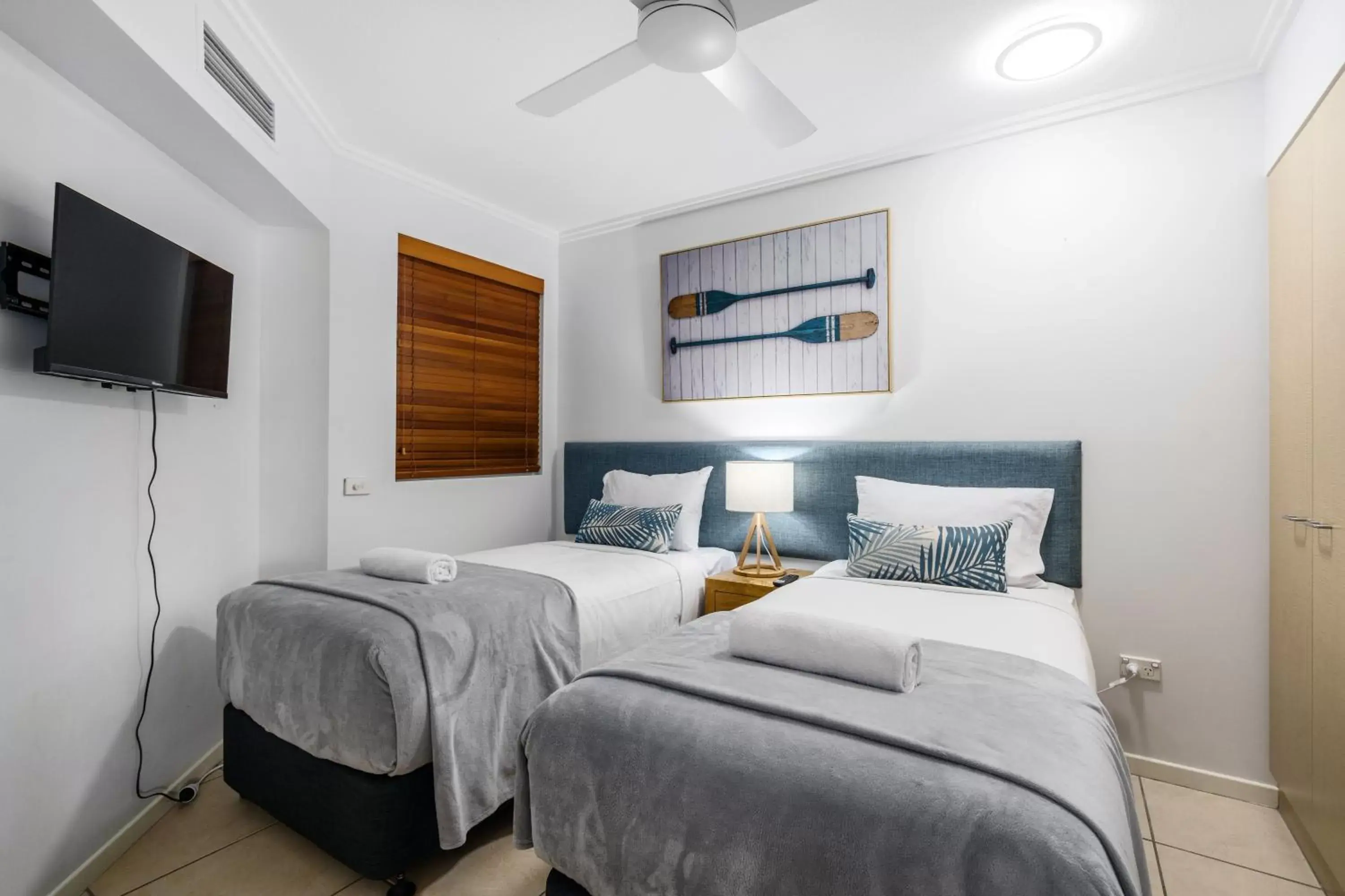 Bedroom, Bed in Rolling Surf Resort