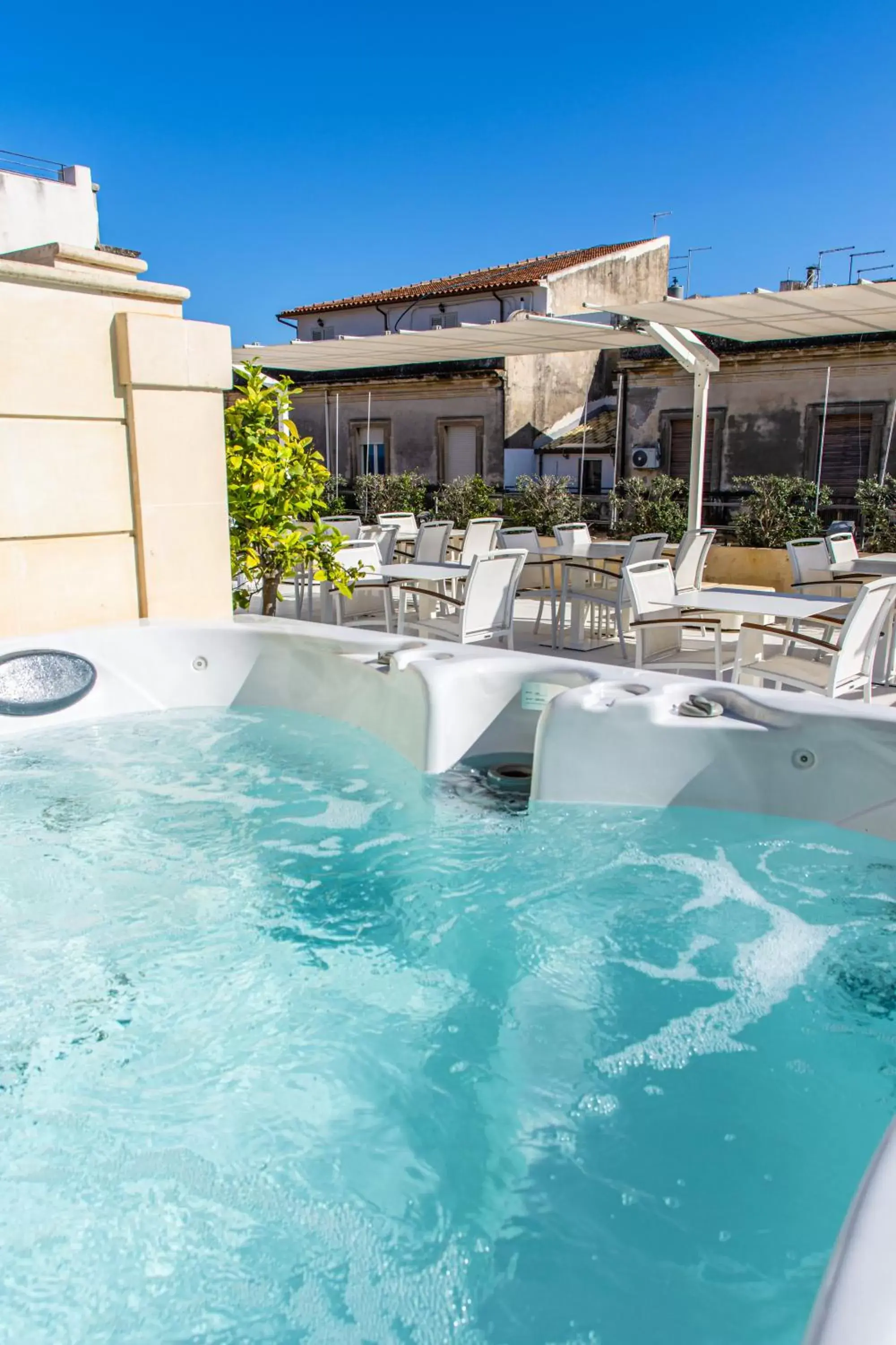 Hot Tub, Swimming Pool in Caportigia Boutique Hotel